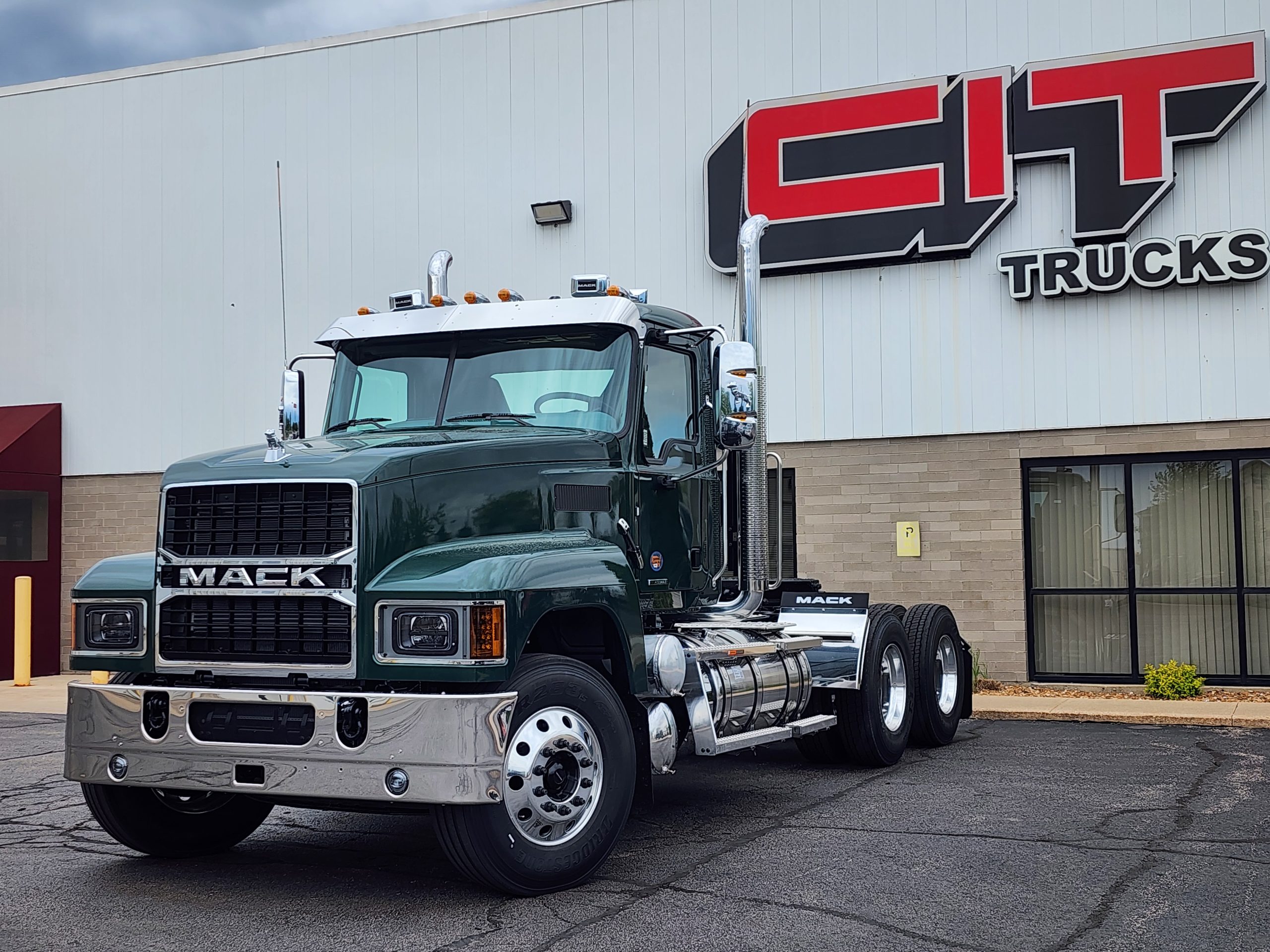 2027 MACK PINNACLE - image 1 of 6