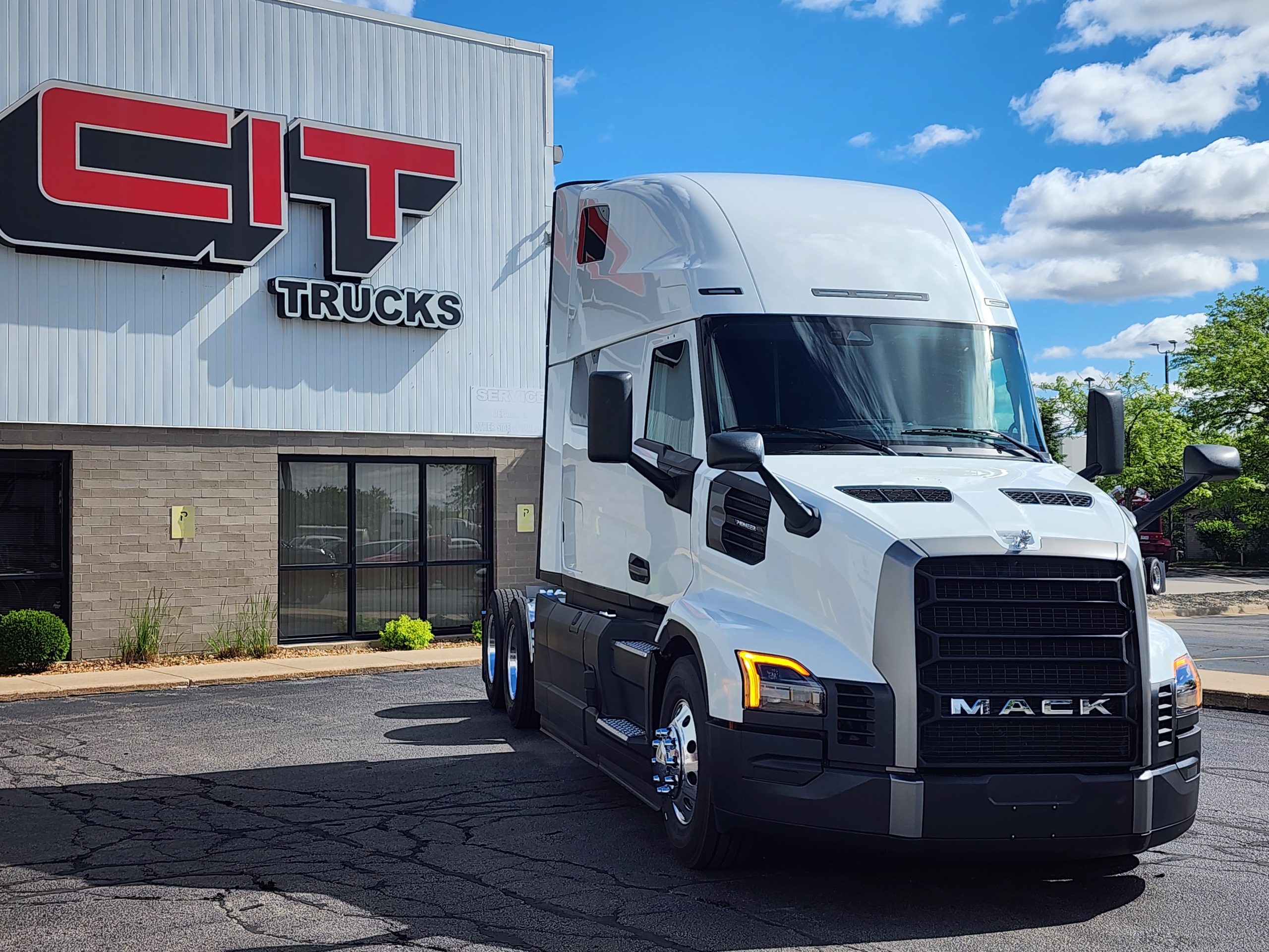 NEW 2027 MACK CXU - image 3 of 6