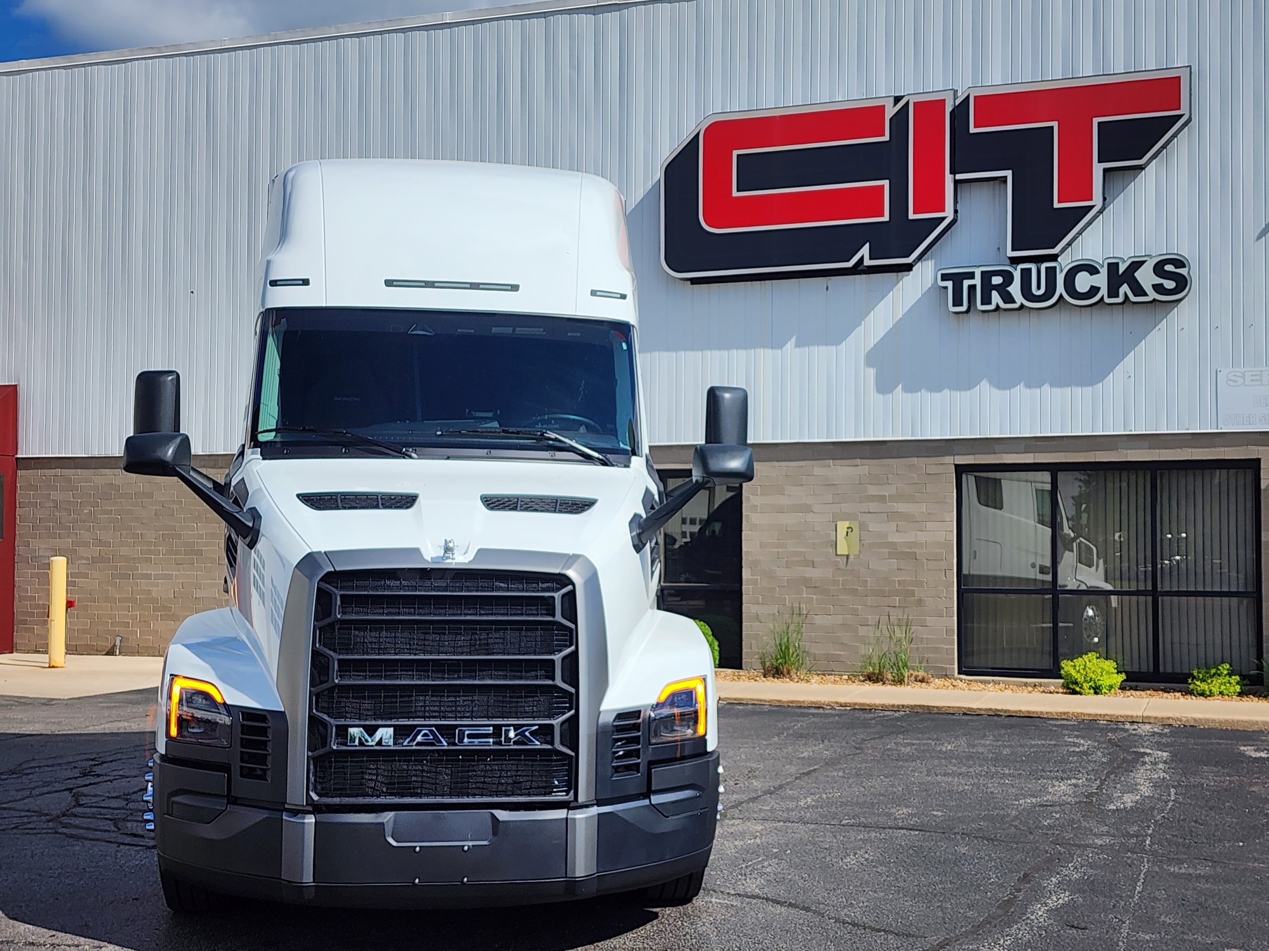 NEW 2027 MACK CXU - image 2 of 6
