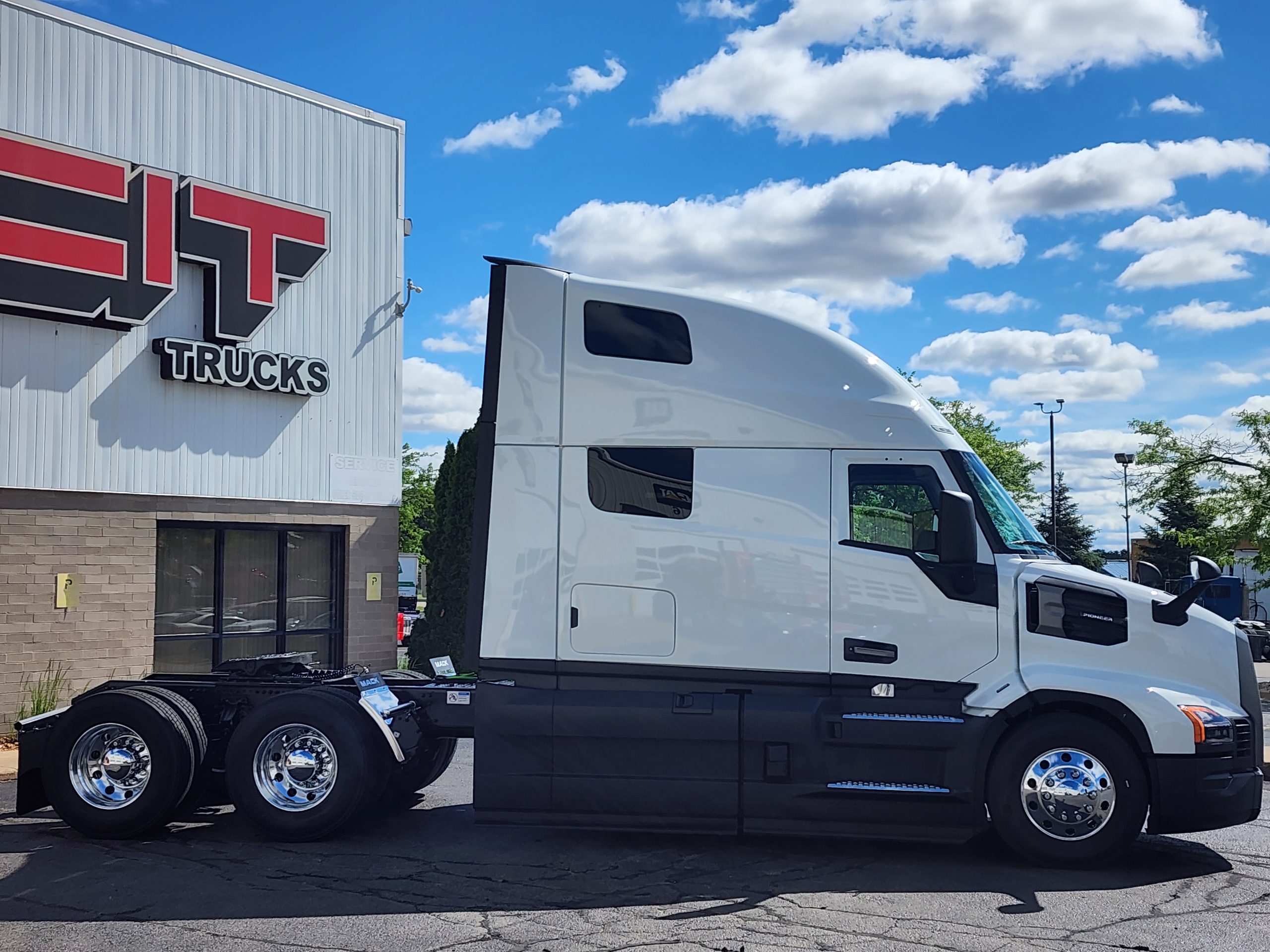 NEW 2027 MACK CXU - image 4 of 6