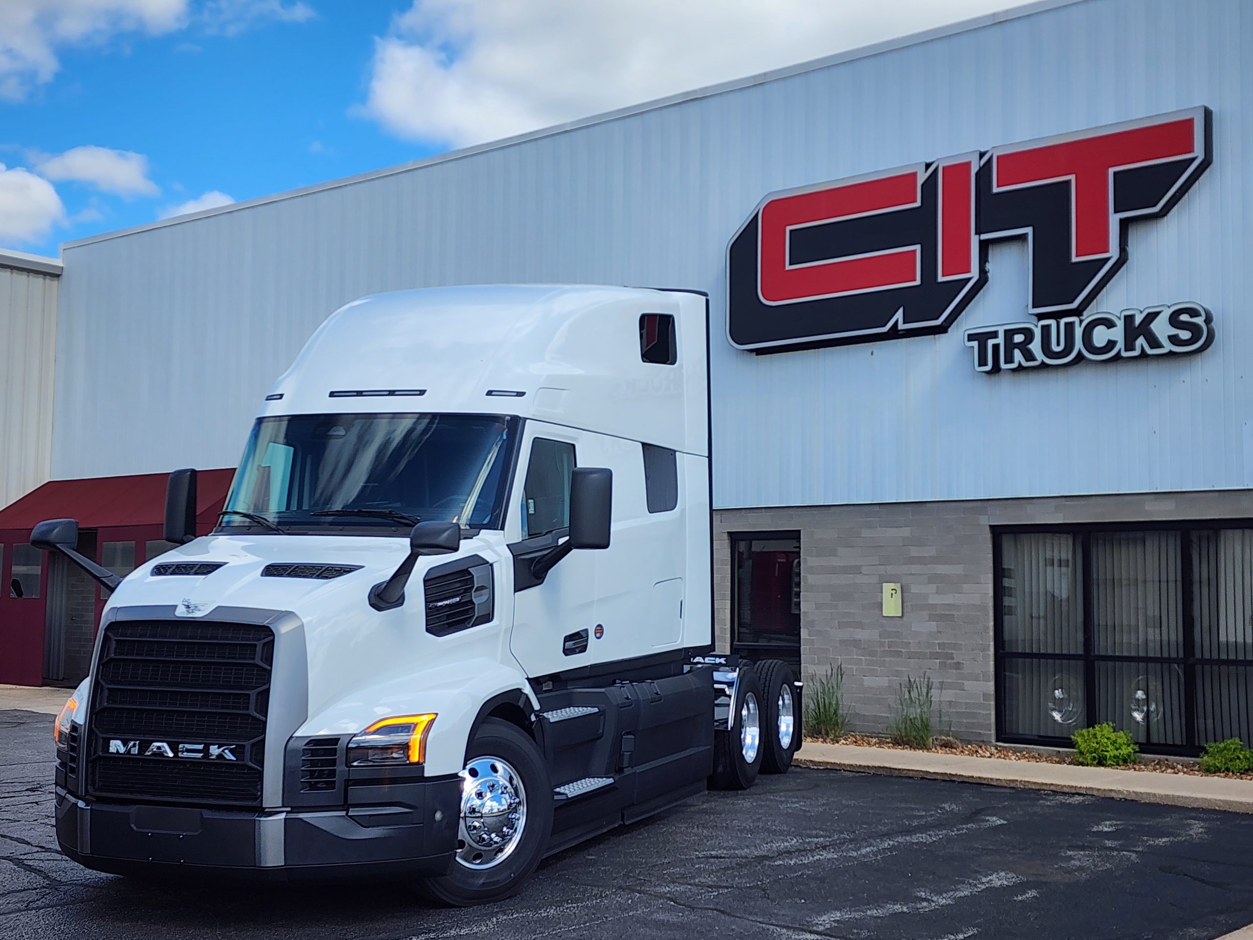 NEW 2027 MACK CXU - image 1 of 6