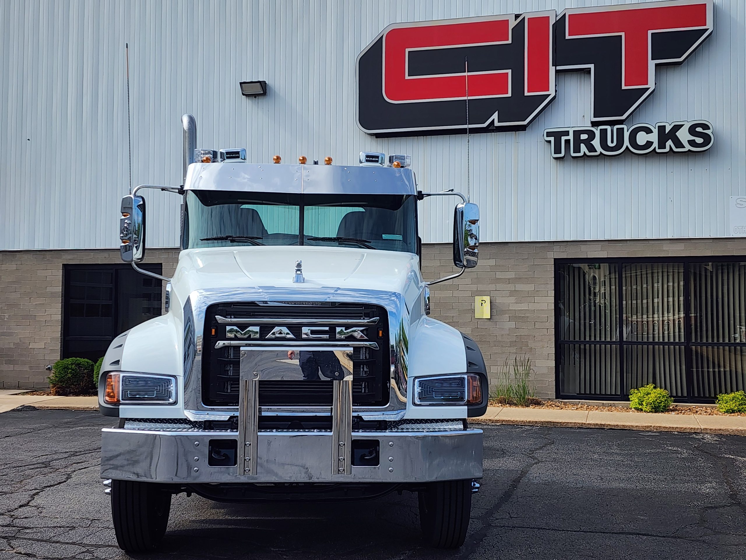 NEW 2027 MACK GR64FT - image 2 of 6