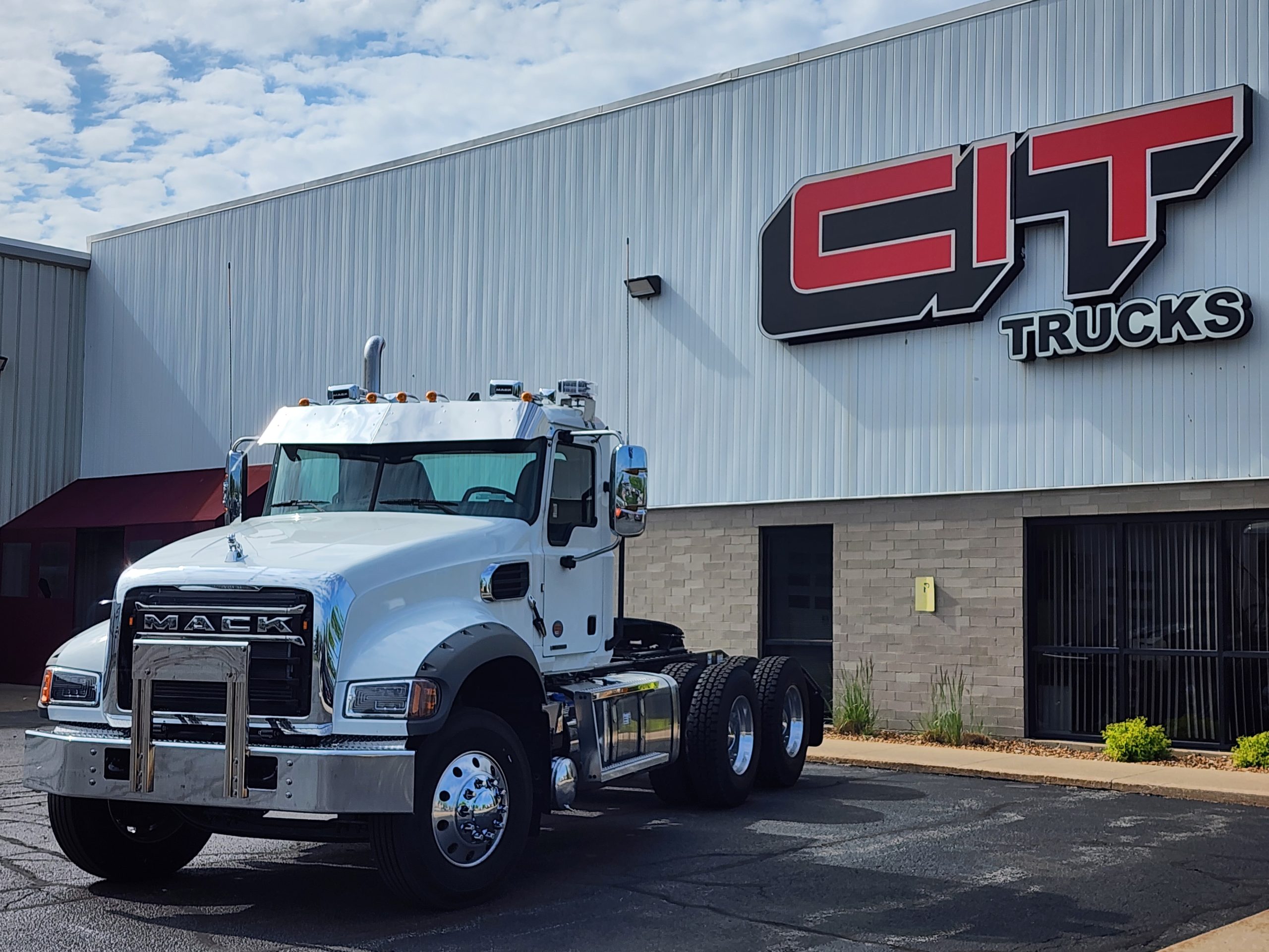 NEW 2027 MACK GR64FT - image 1 of 6