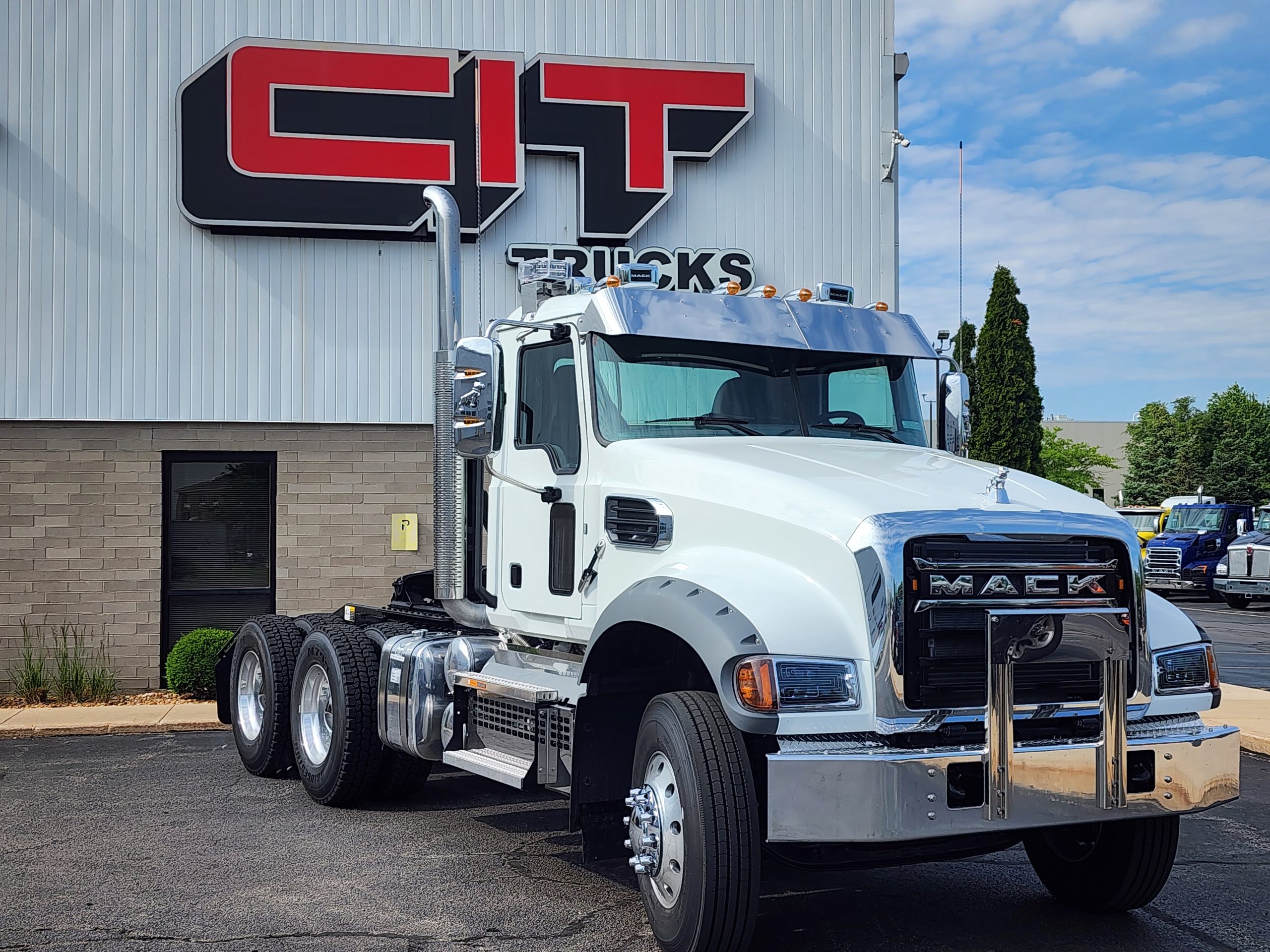 NEW 2027 MACK GR64FT - image 4 of 6