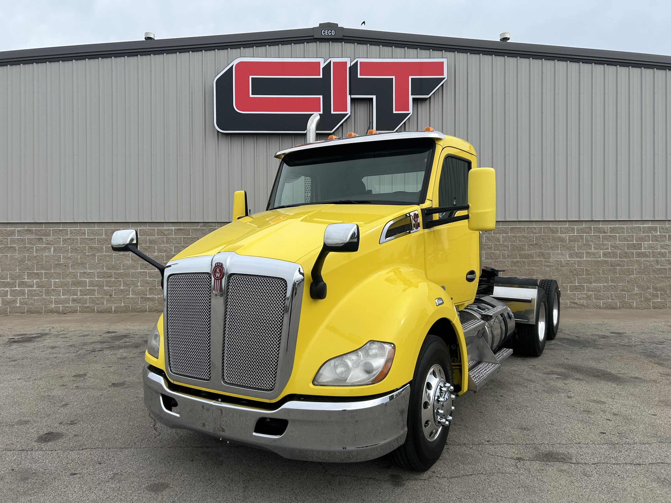 2016 KENWORTH T680 - image 1 of 6