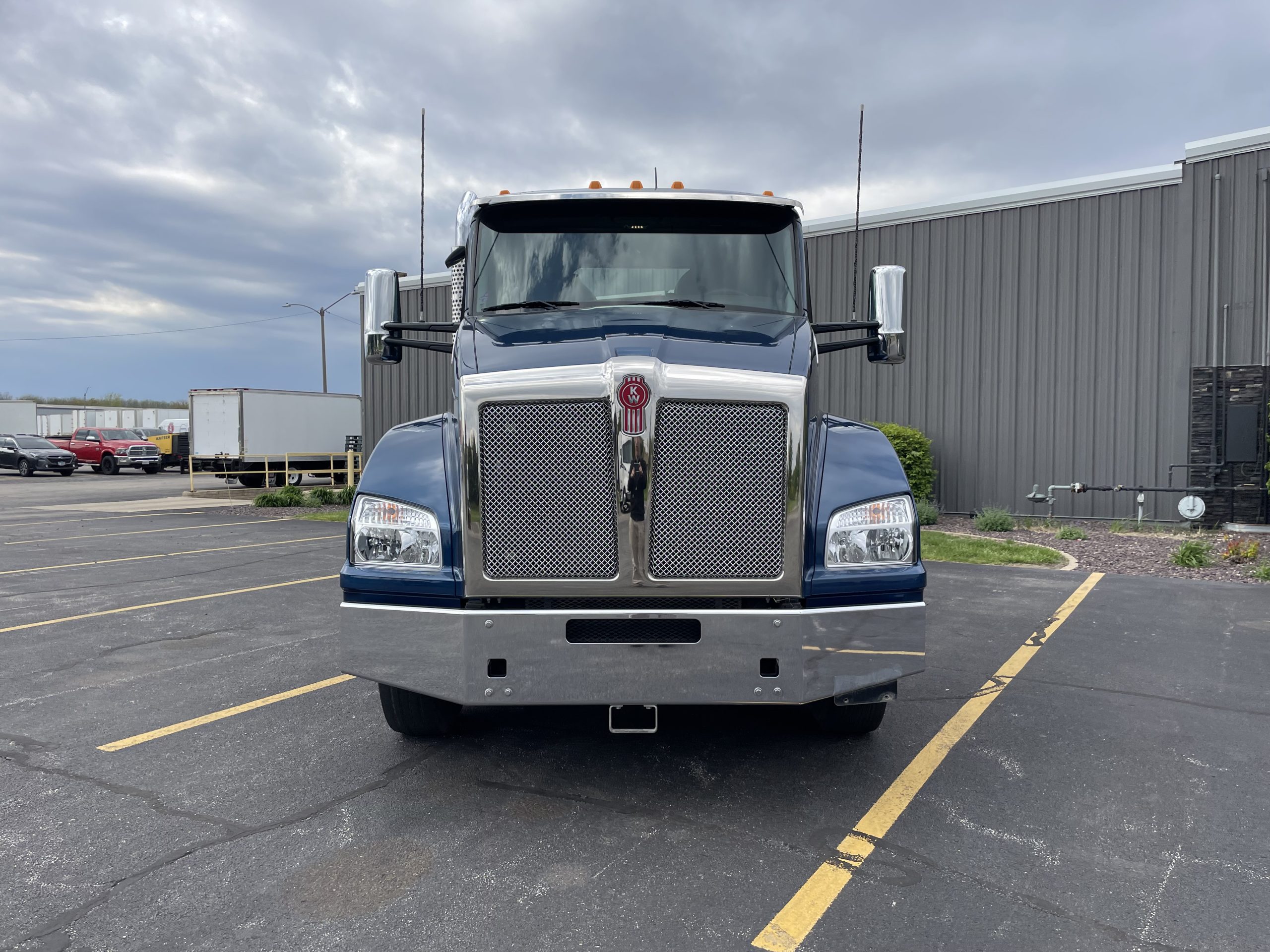 2023 KENWORTH T880 - image 2 of 6