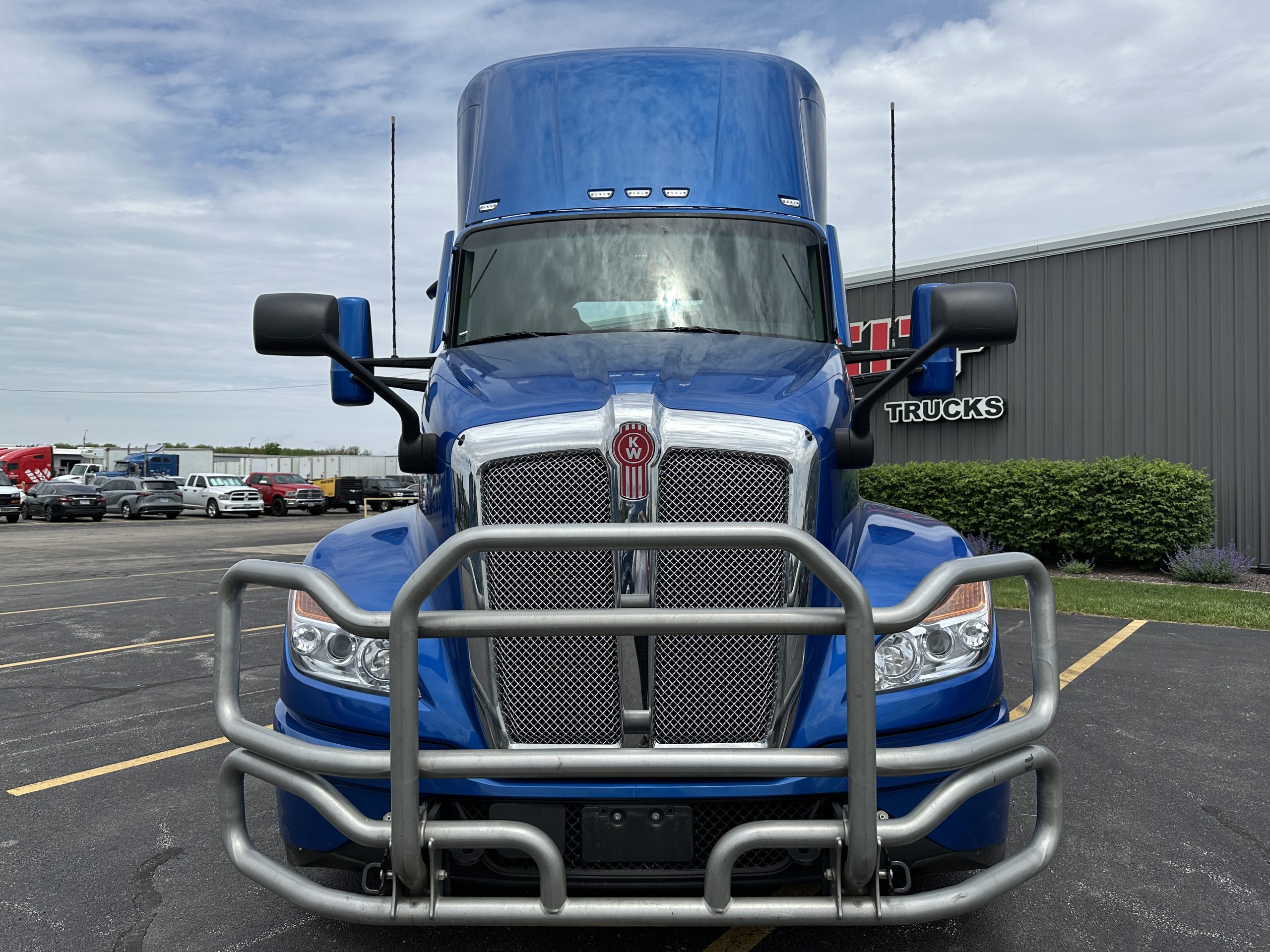 2023 KENWORTH T680 - image 2 of 6