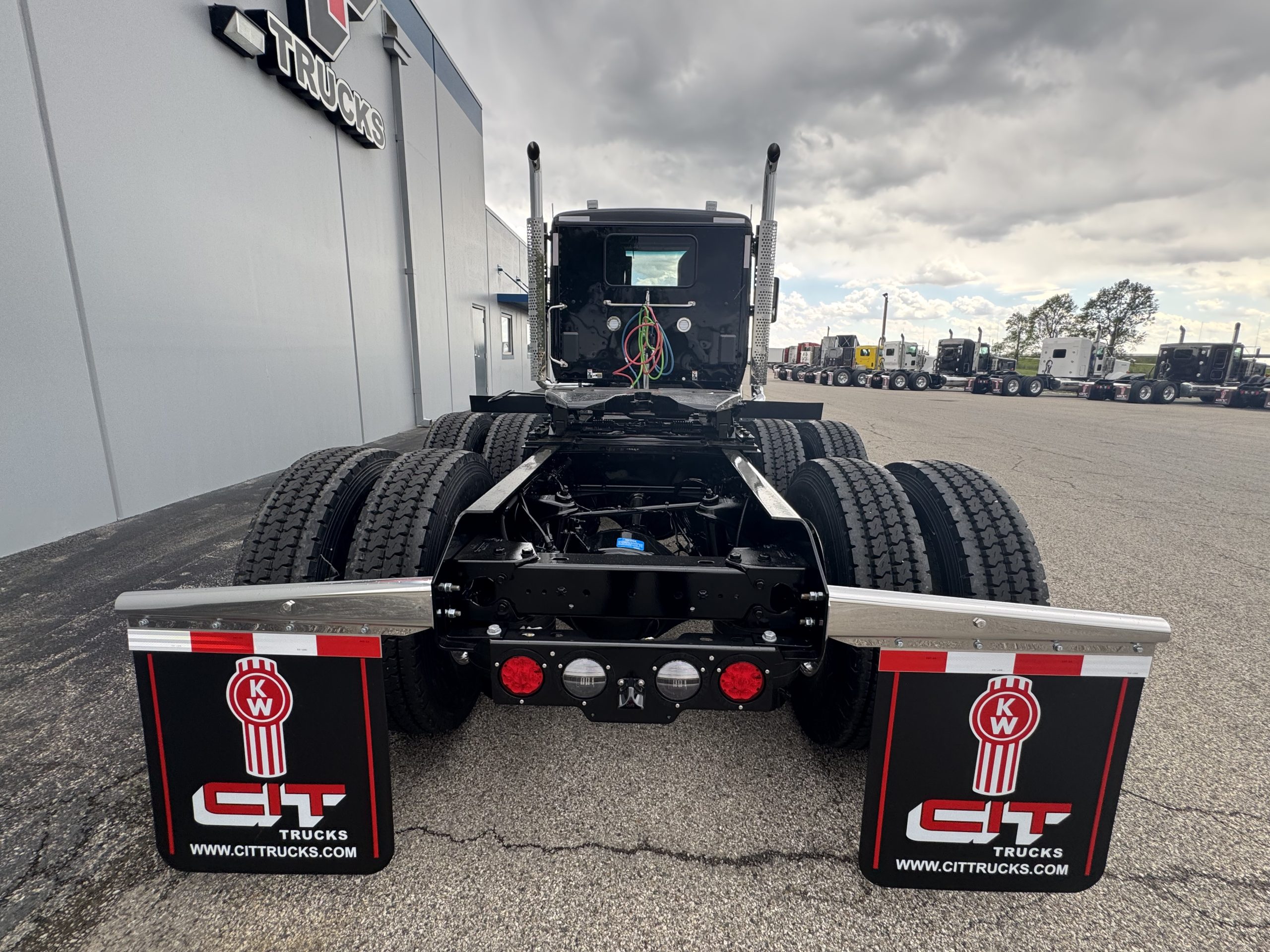 NEW 2027 Kenworth T880 - image 2 of 6