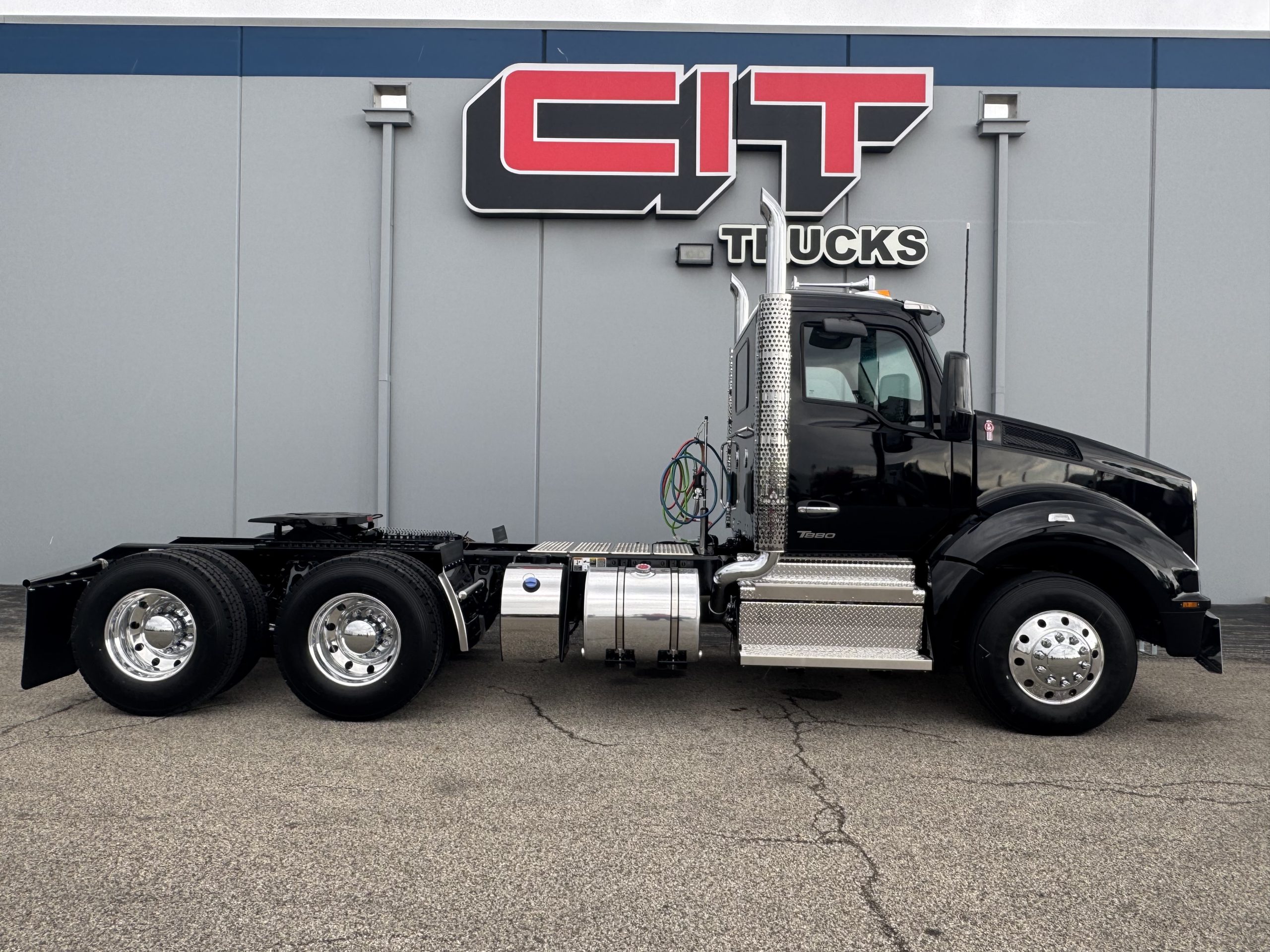 NEW 2027 Kenworth T880 - image 3 of 6