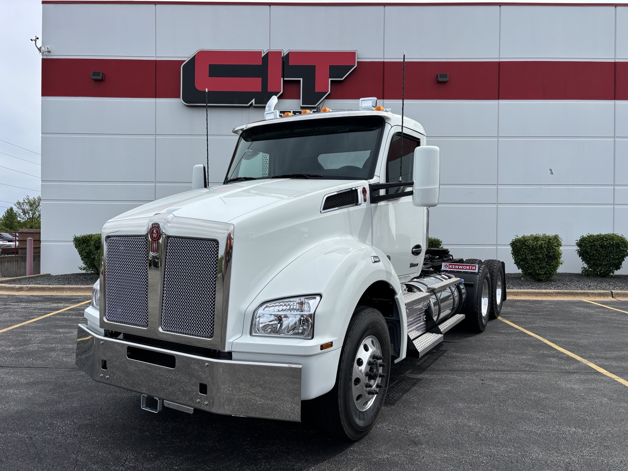 NEW 2027 KENWORTH T880 - image 1 of 6