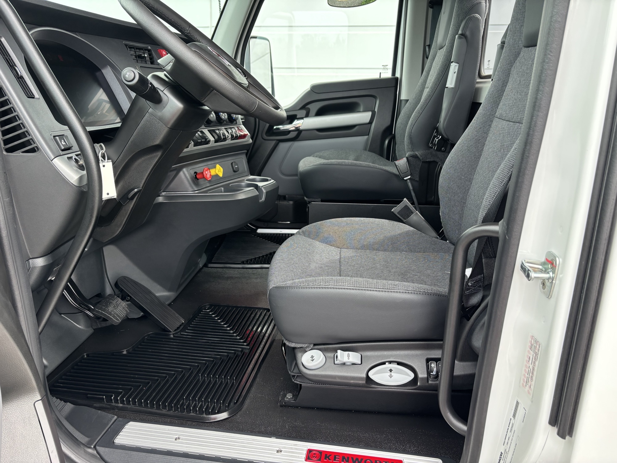 NEW 2027 KENWORTH T880 - image 6 of 6