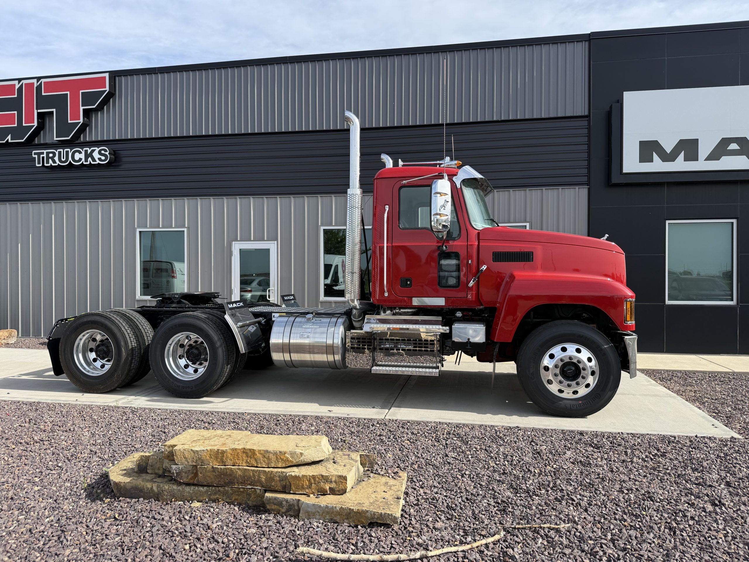 NEW 2027 MACK PINNACLE - image 3 of 6