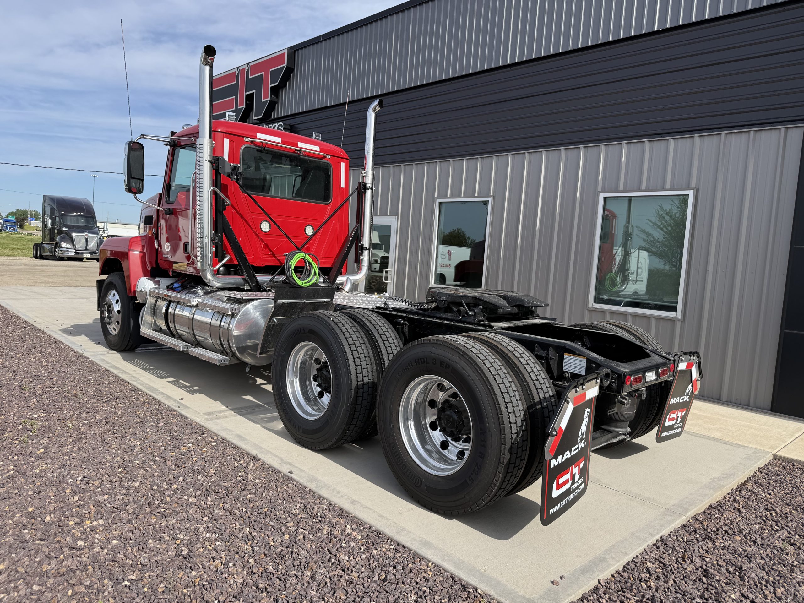NEW 2027 MACK PINNACLE - image 4 of 6