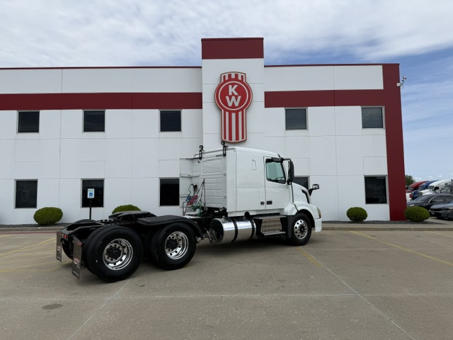2016 VOLVO VNL430 2016 VOLVO VNL430 - image 5 of 6