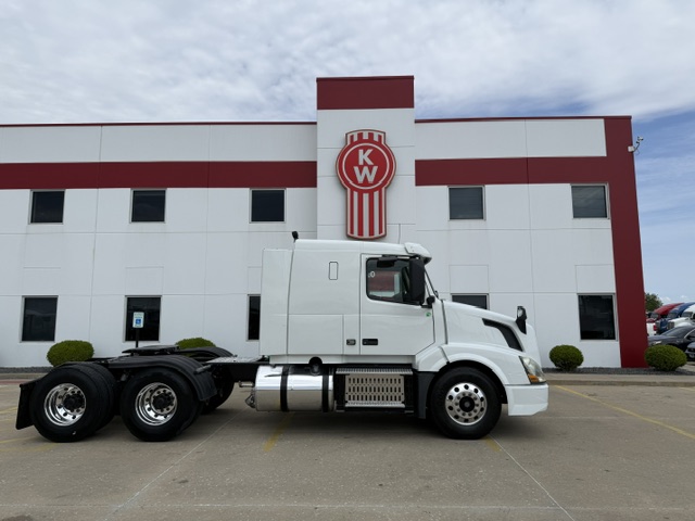 2016 VOLVO VNL430 2016 VOLVO VNL430 - image 4 of 6