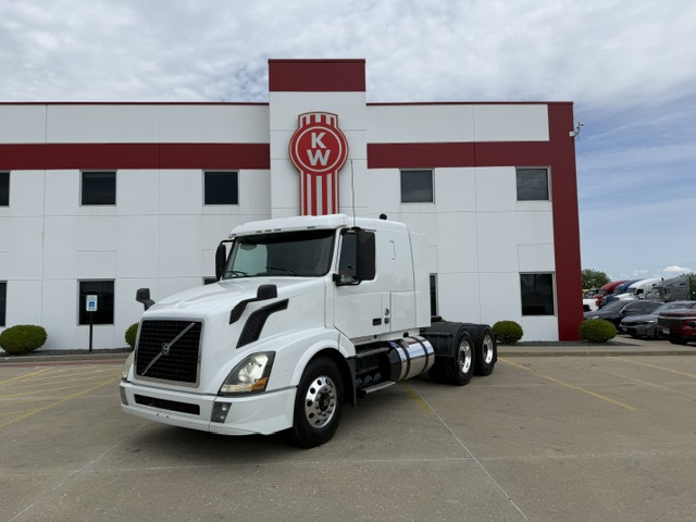 2016 VOLVO VNL430 2016 VOLVO VNL430 - image 1 of 6