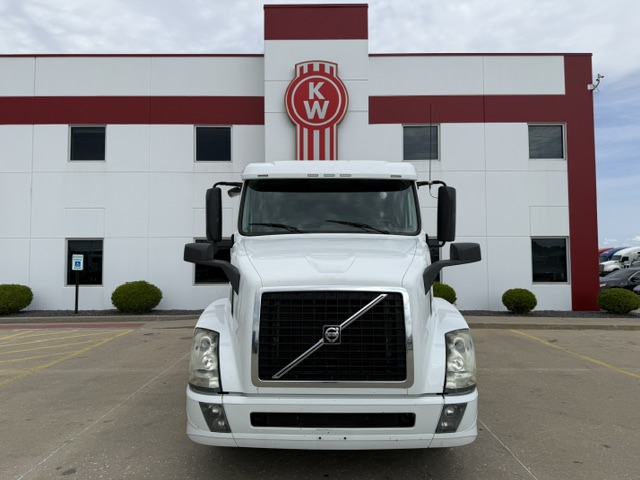 2016 VOLVO VNL430 2016 VOLVO VNL430 - image 2 of 6