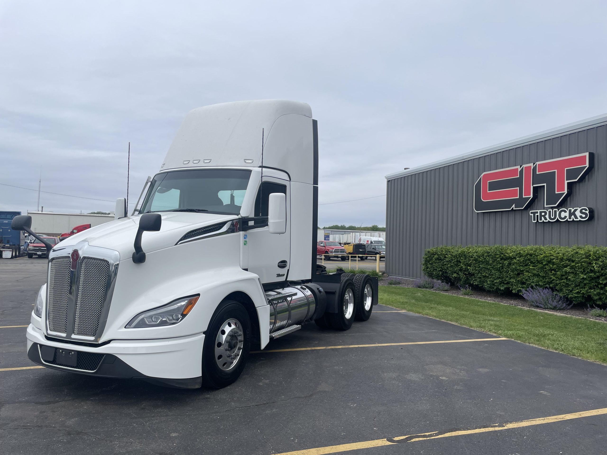 2023 KENWORTH T680 - image 1 of 6
