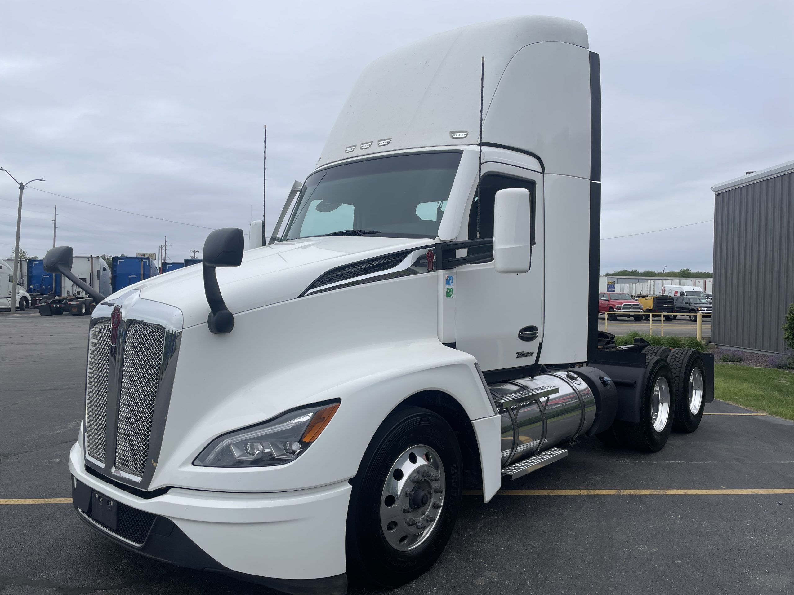 2023 KENWORTH T680 - image 2 of 6