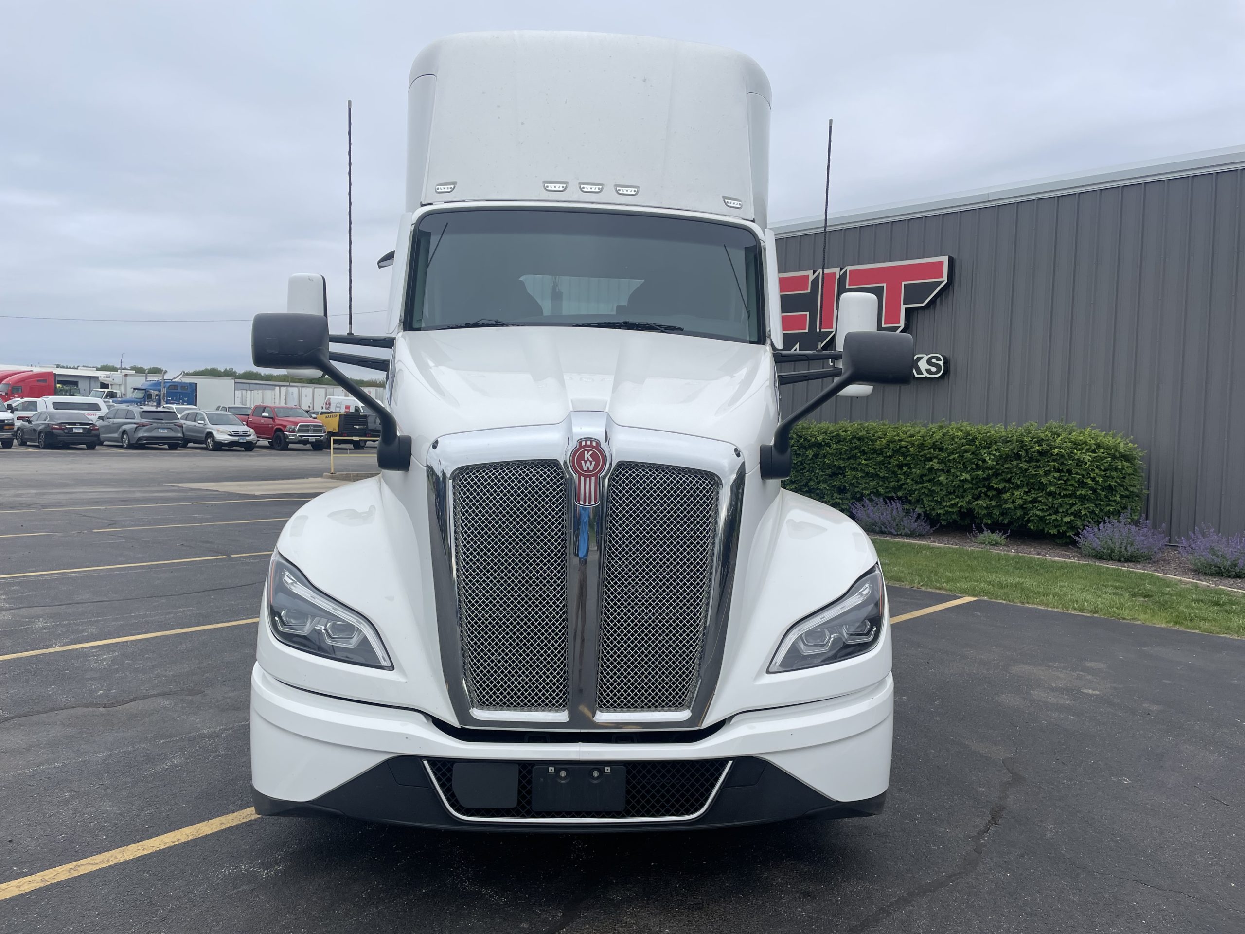 2023 KENWORTH T680 - image 3 of 6