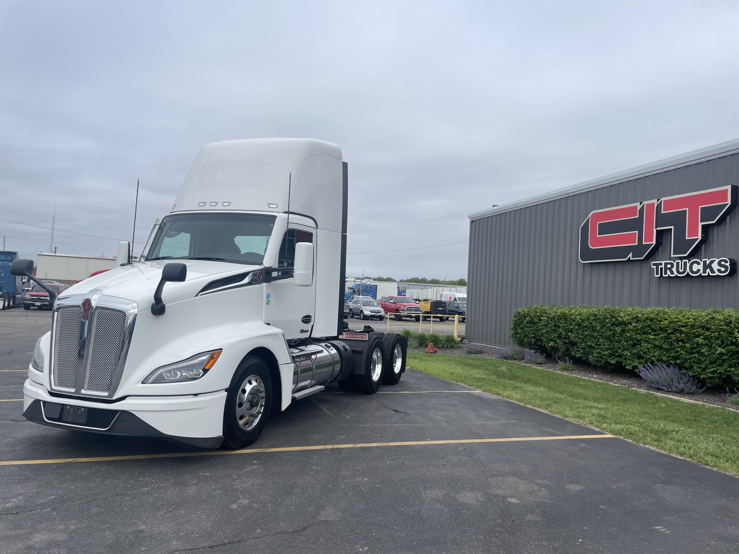 2023 KENWORTH T680 - image 1 of 6