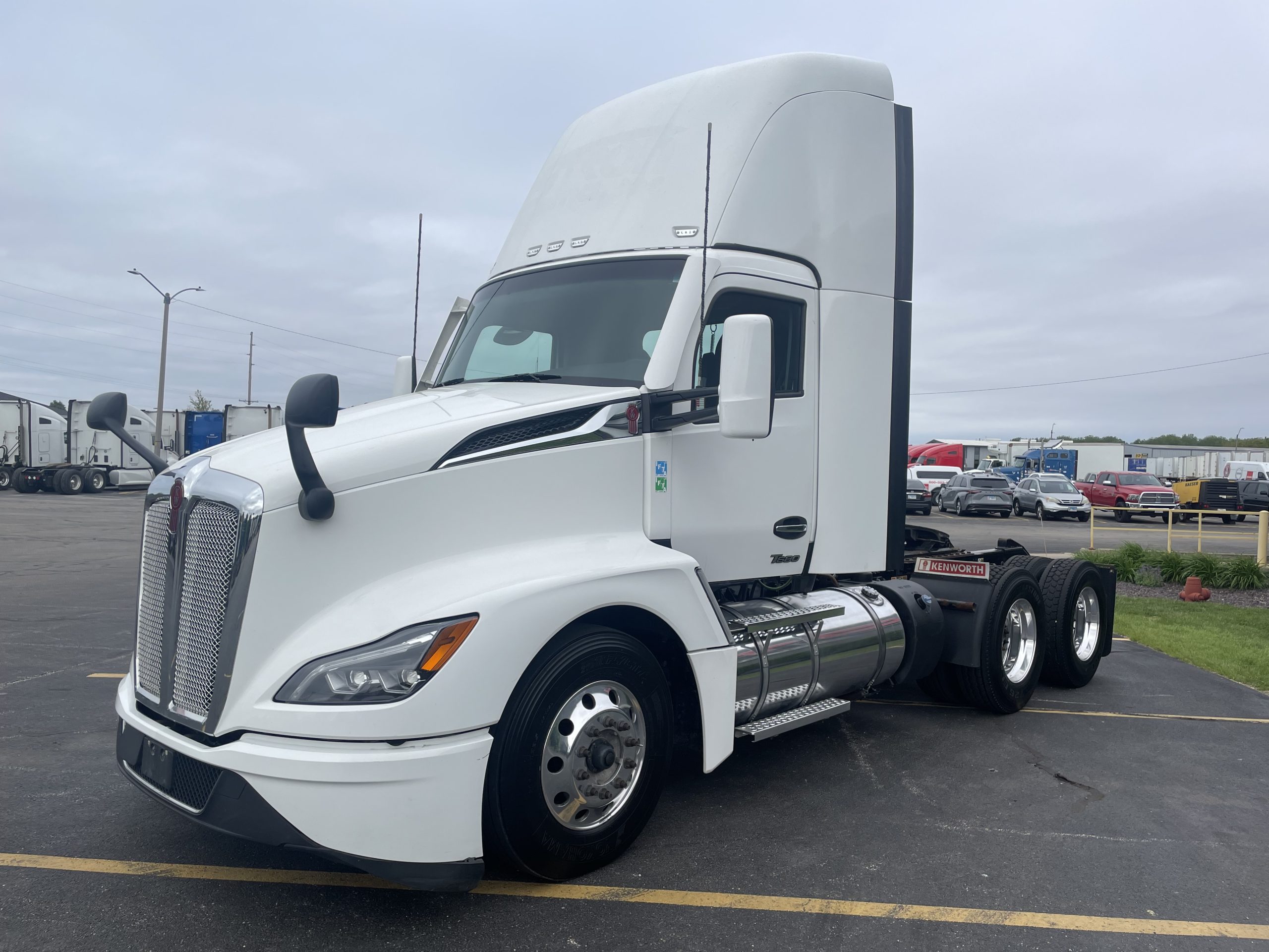 2023 KENWORTH T680 - image 2 of 6
