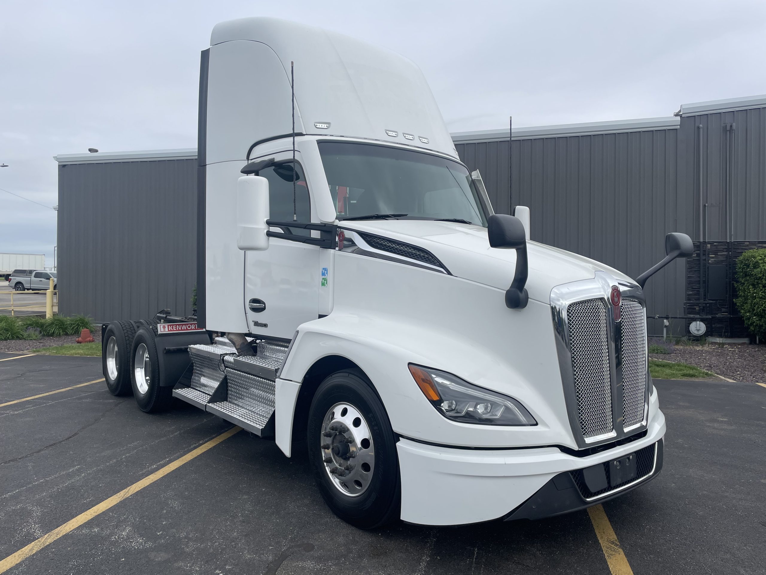 2023 KENWORTH T680 - image 5 of 6