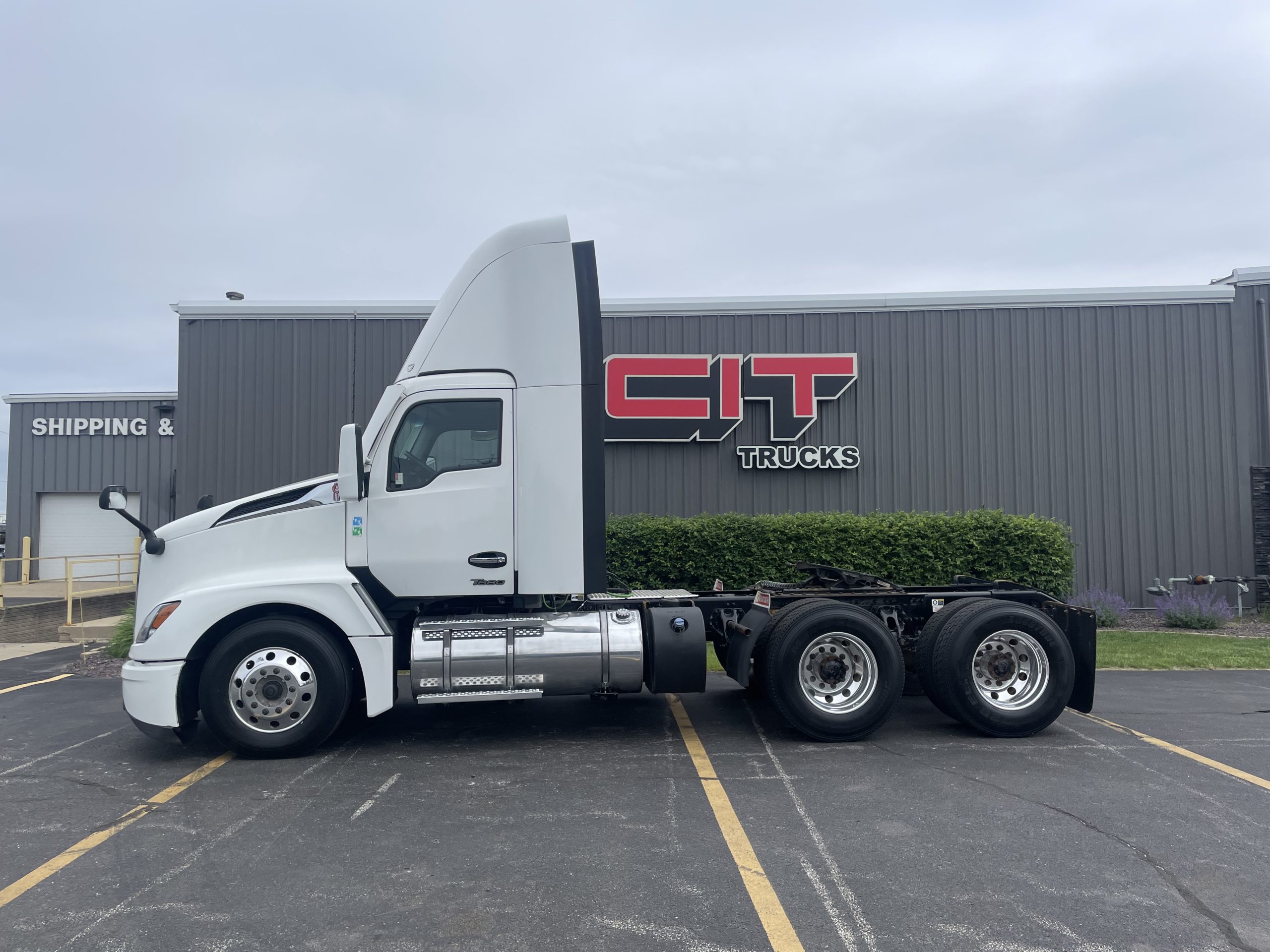 2023 KENWORTH T680 - image 3 of 6