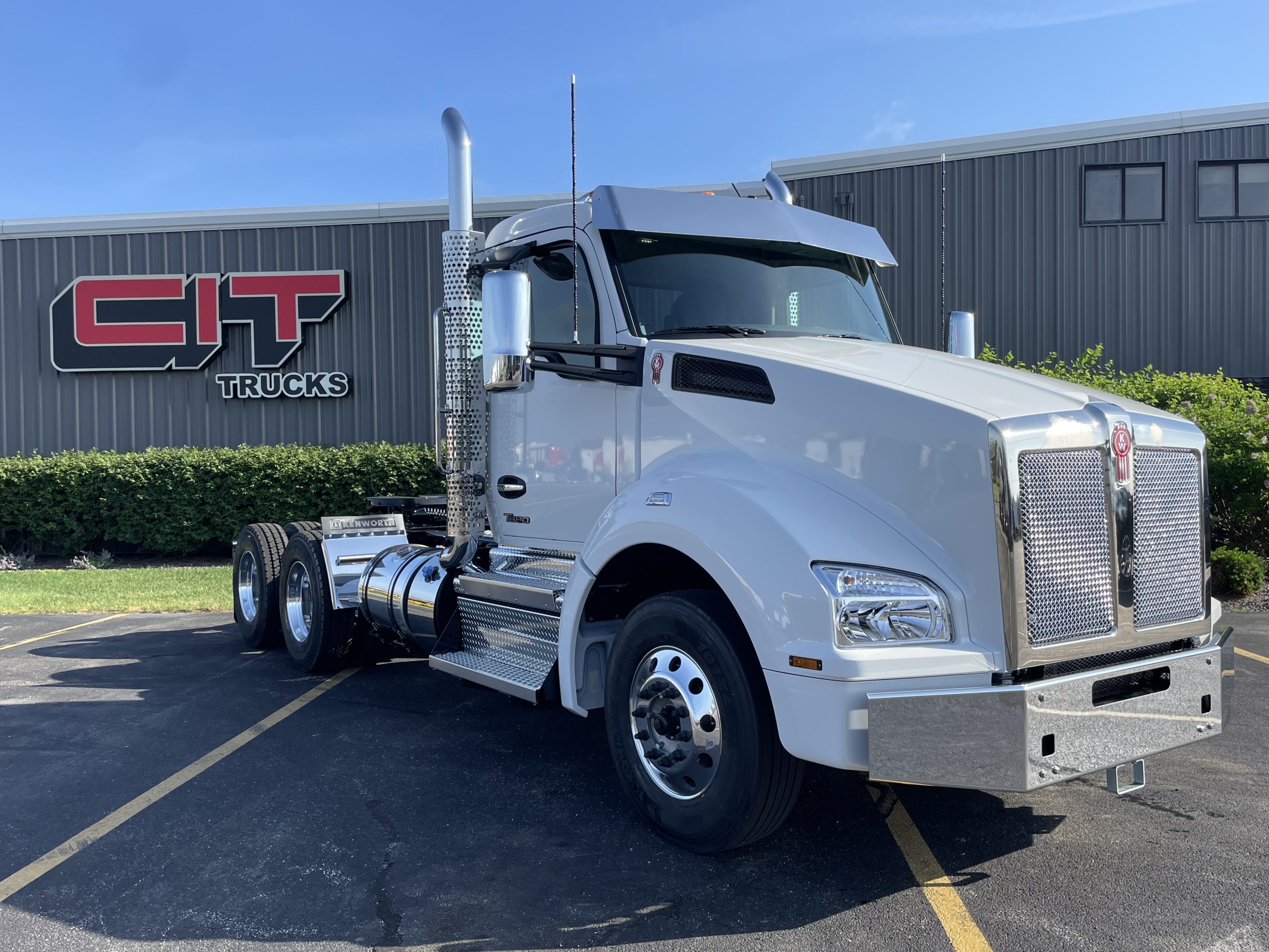 2027 Kenworth T880 in Normal, IL — photo 3