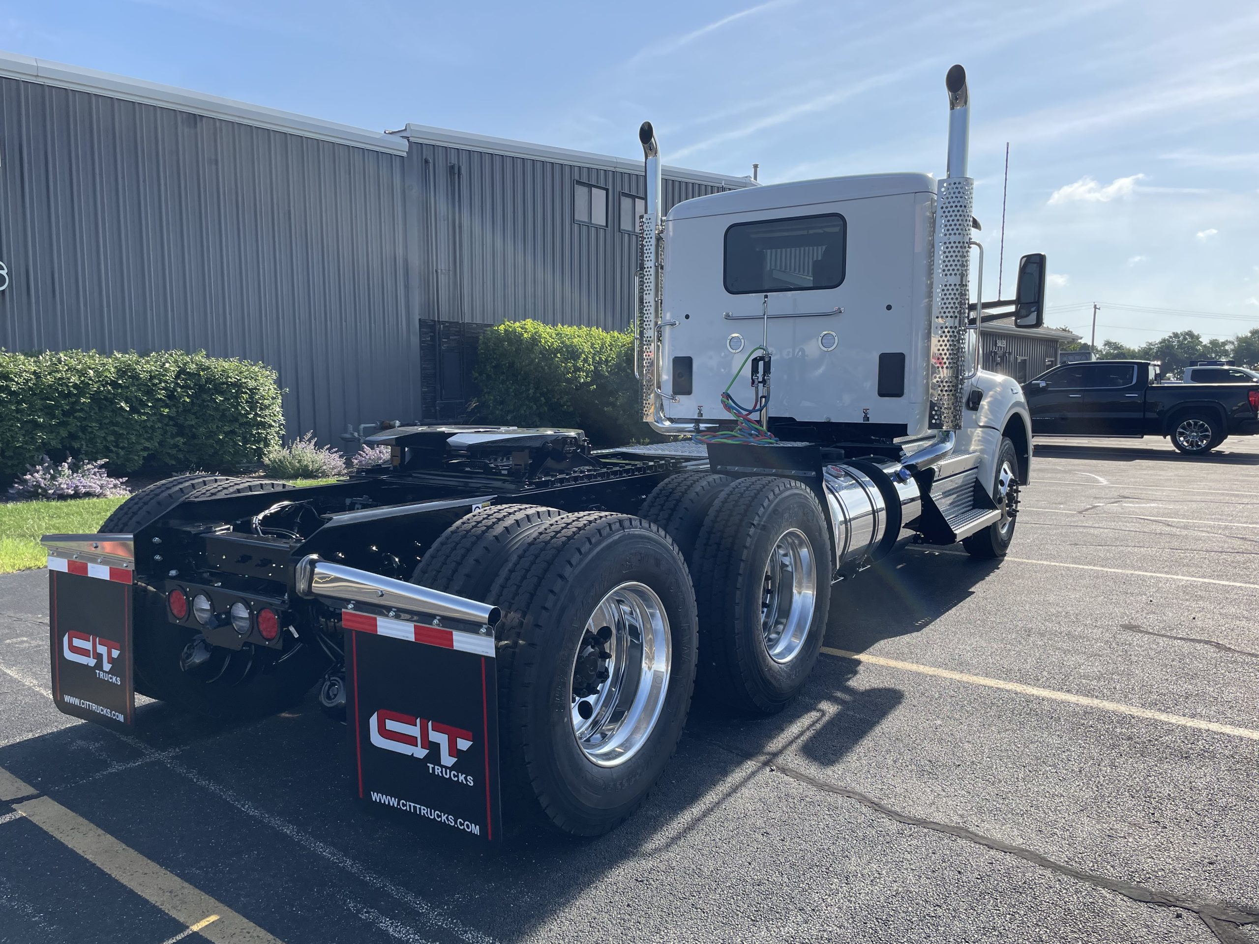 2027 Kenworth T880 in Normal, IL — photo 4