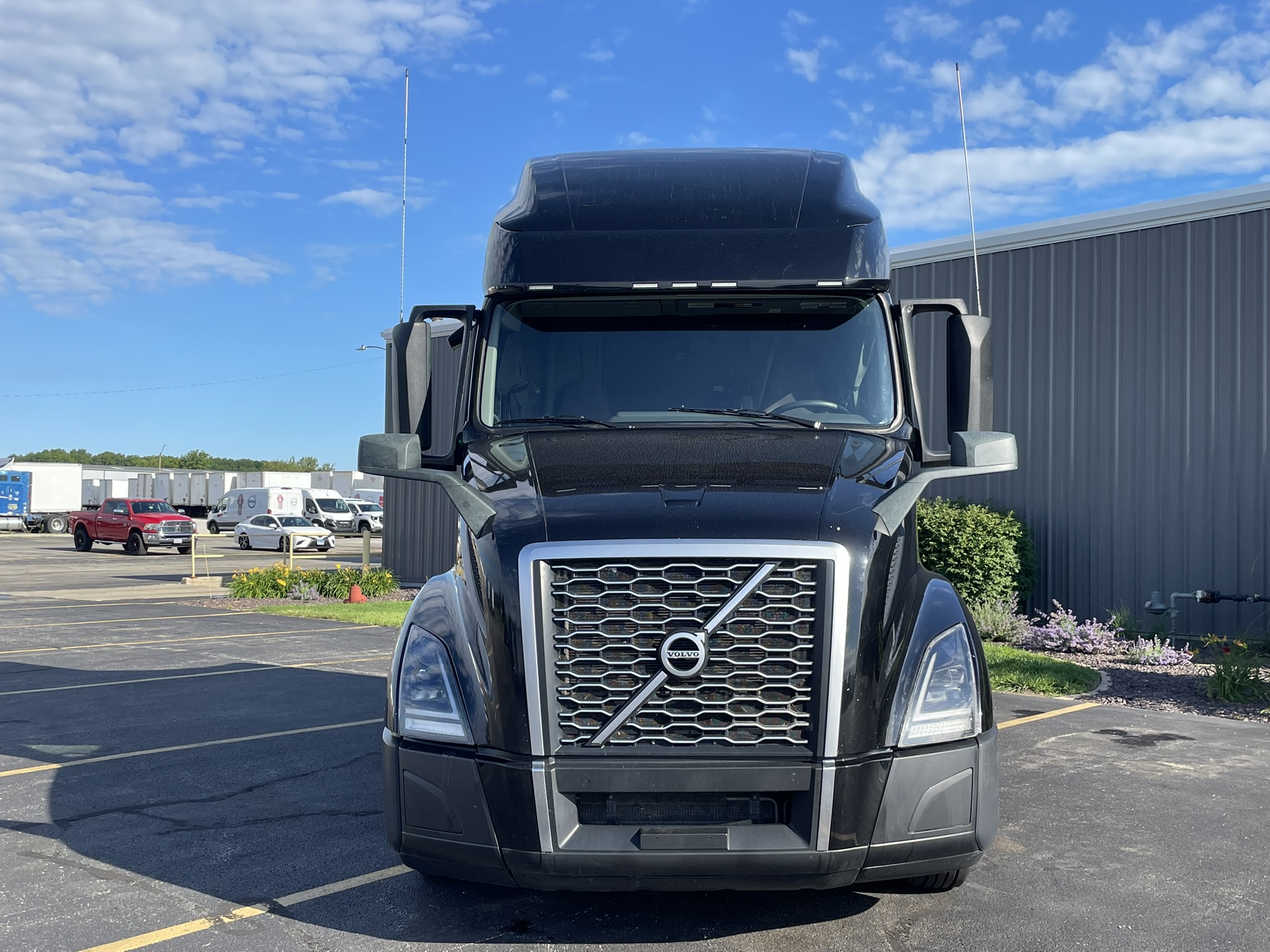 USED 2024 VOLVO VNL760 - image 2 of 6
