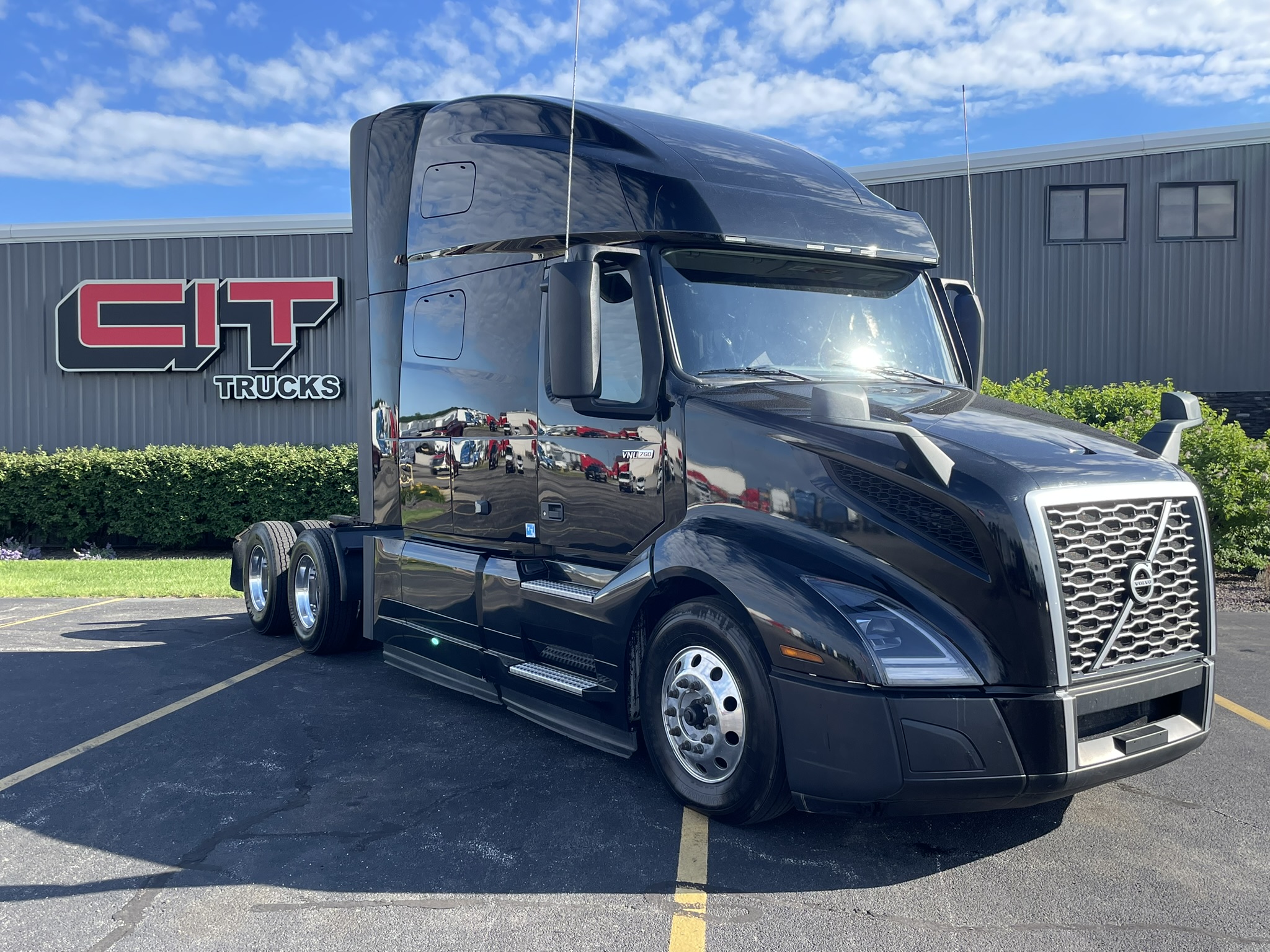 USED 2024 VOLVO VNL760 - image 3 of 6