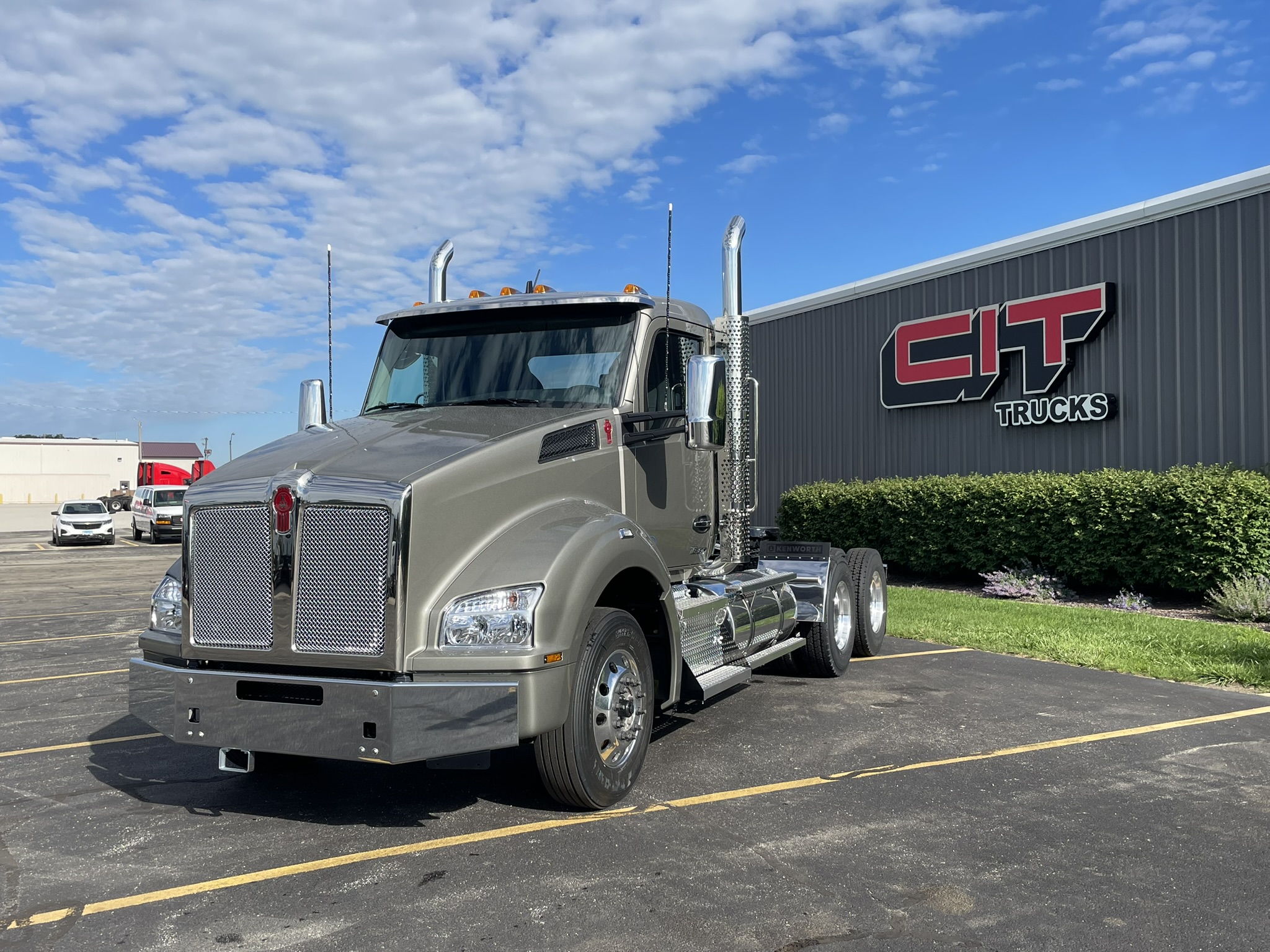 NEW 2027 KENWORTH T880 - image 1 of 6