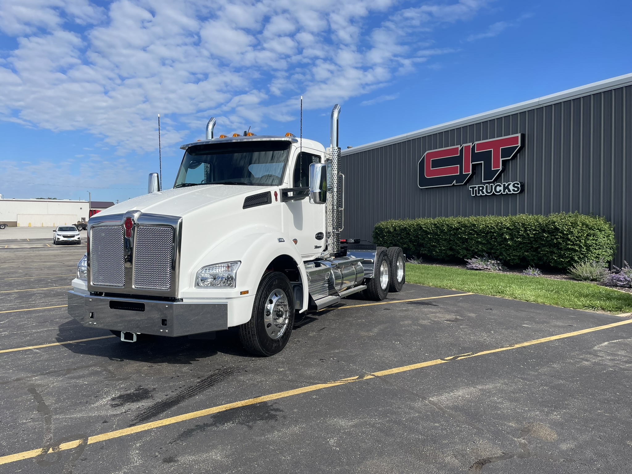 NEW 2027 KENWORTH T880 - image 1 of 6