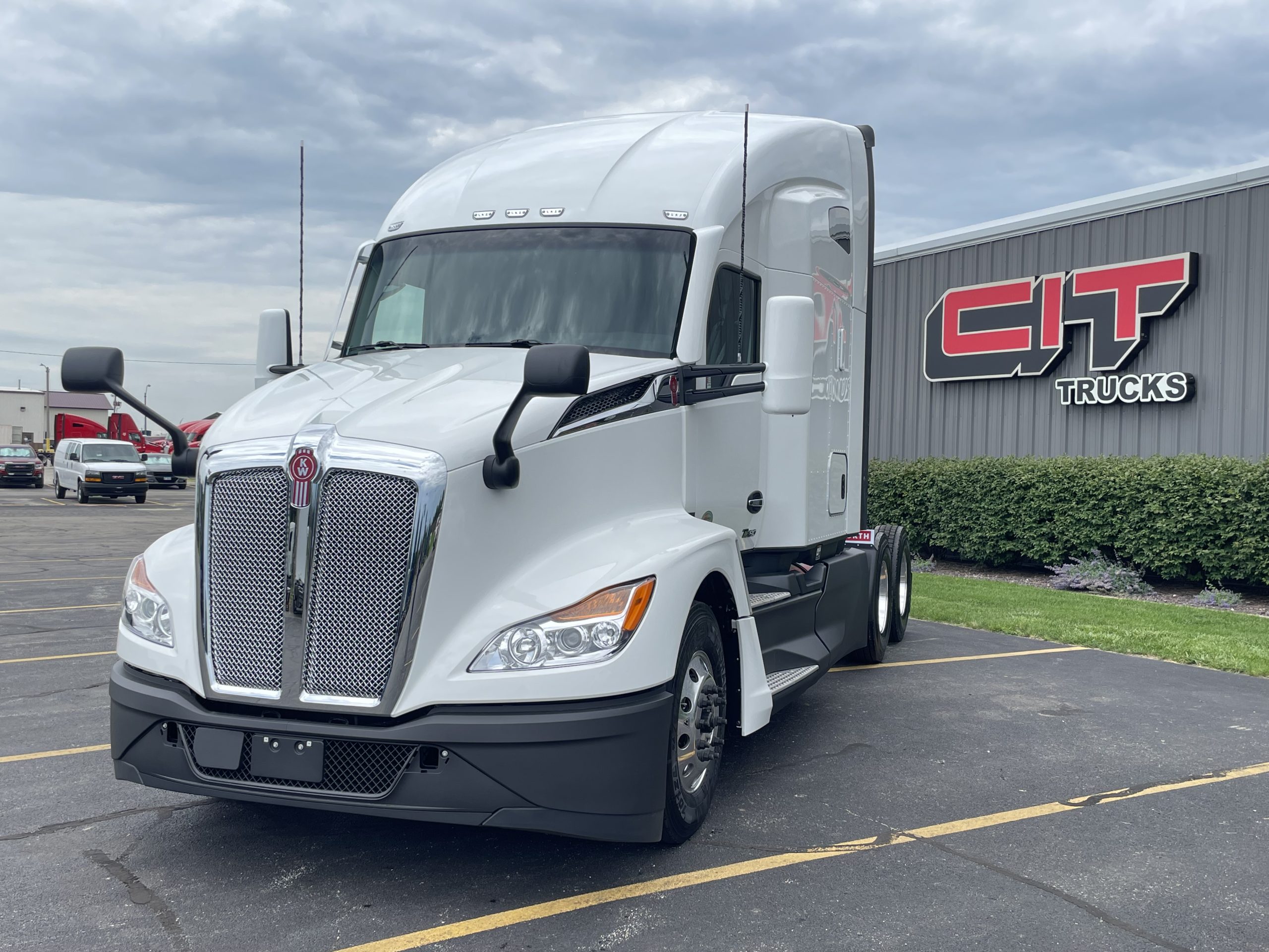 NEW 2027 KENWORTH T680 - image 1 of 6