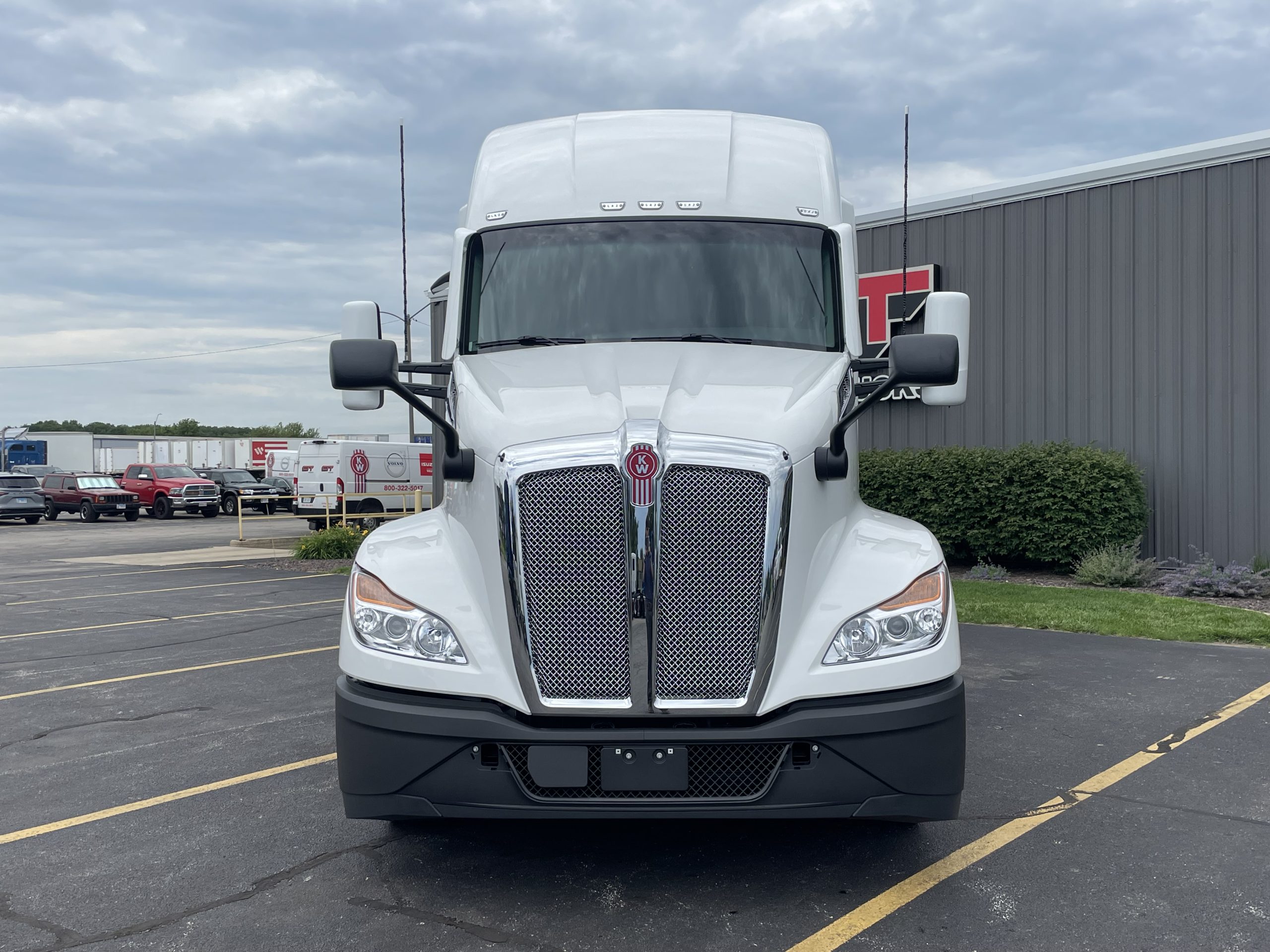 NEW 2027 KENWORTH T680 - image 2 of 6