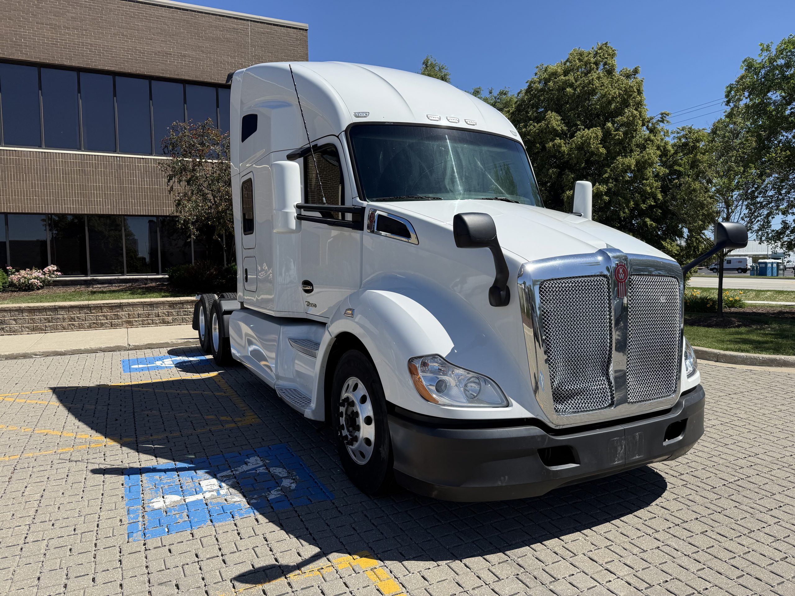 2022 Kenworth T680 in Grayslake, IL — photo 3