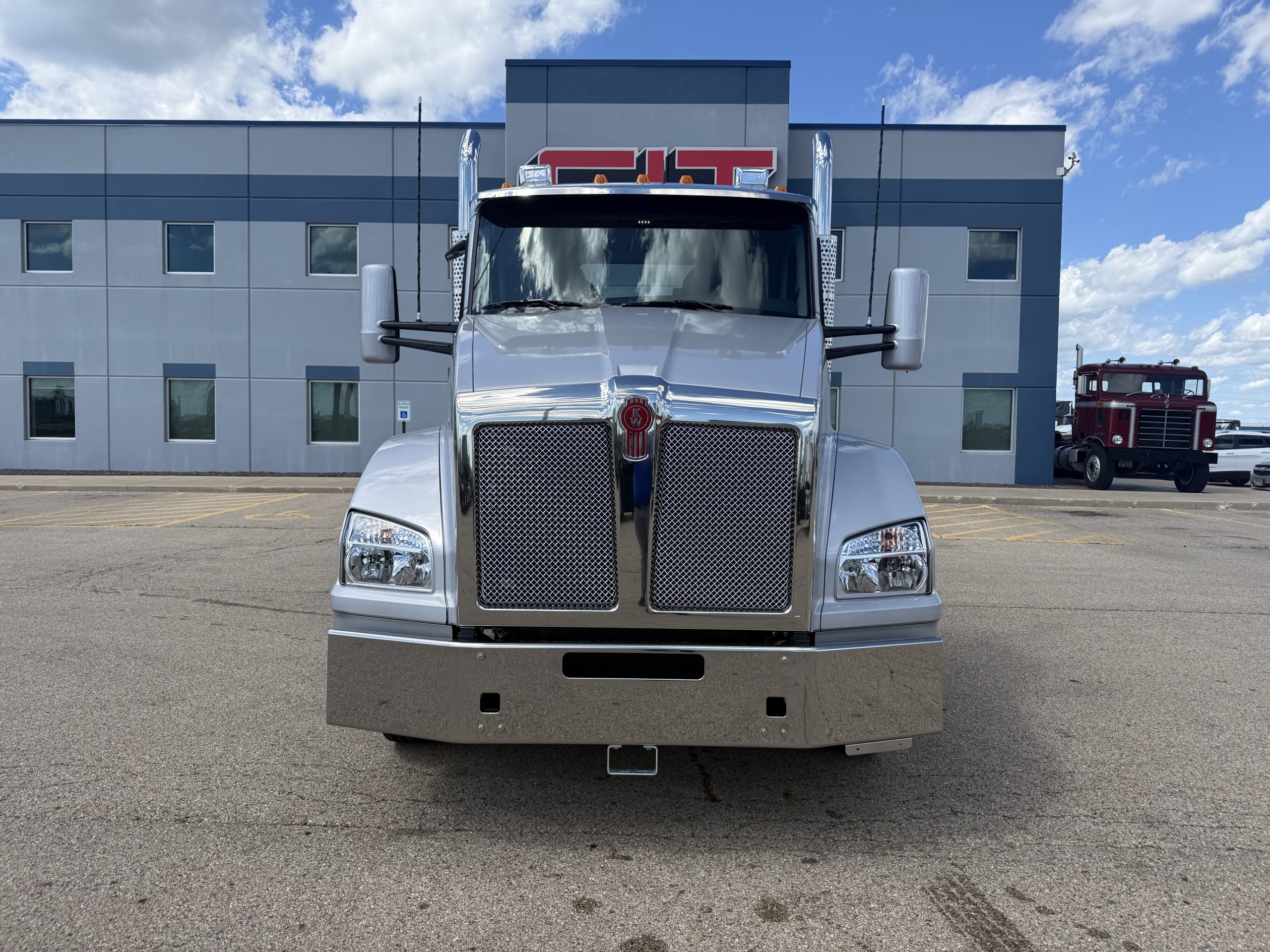 NEW 2027 KENWORTH T880 NEW 2027 KENWORTH T880 - image 2 of 6