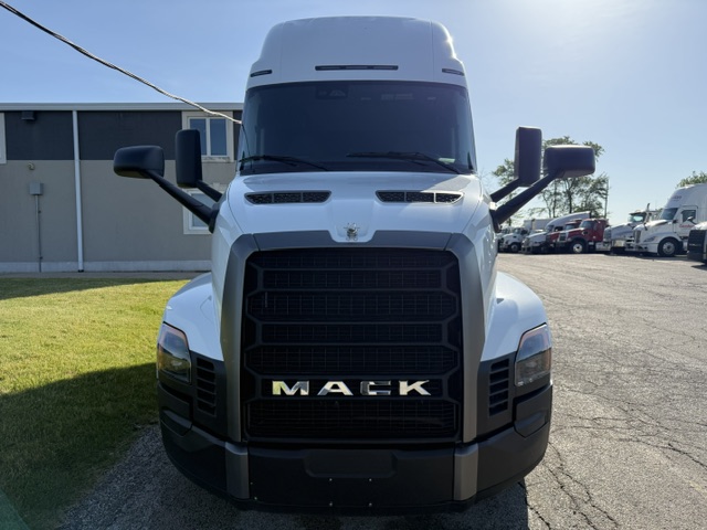 2027 Mack Pioneer in Grayslake, IL — photo 2