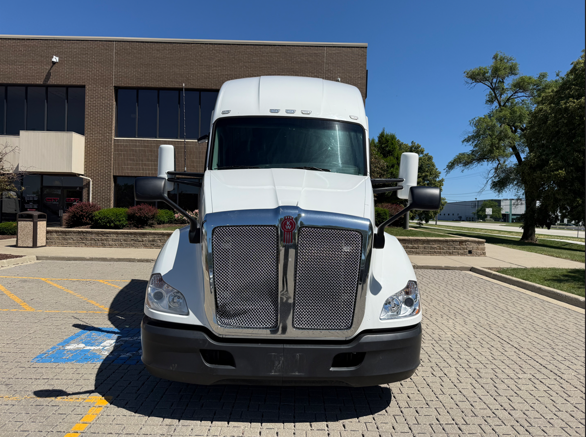 2022 Kenworth T680 in Grayslake, IL — photo 2