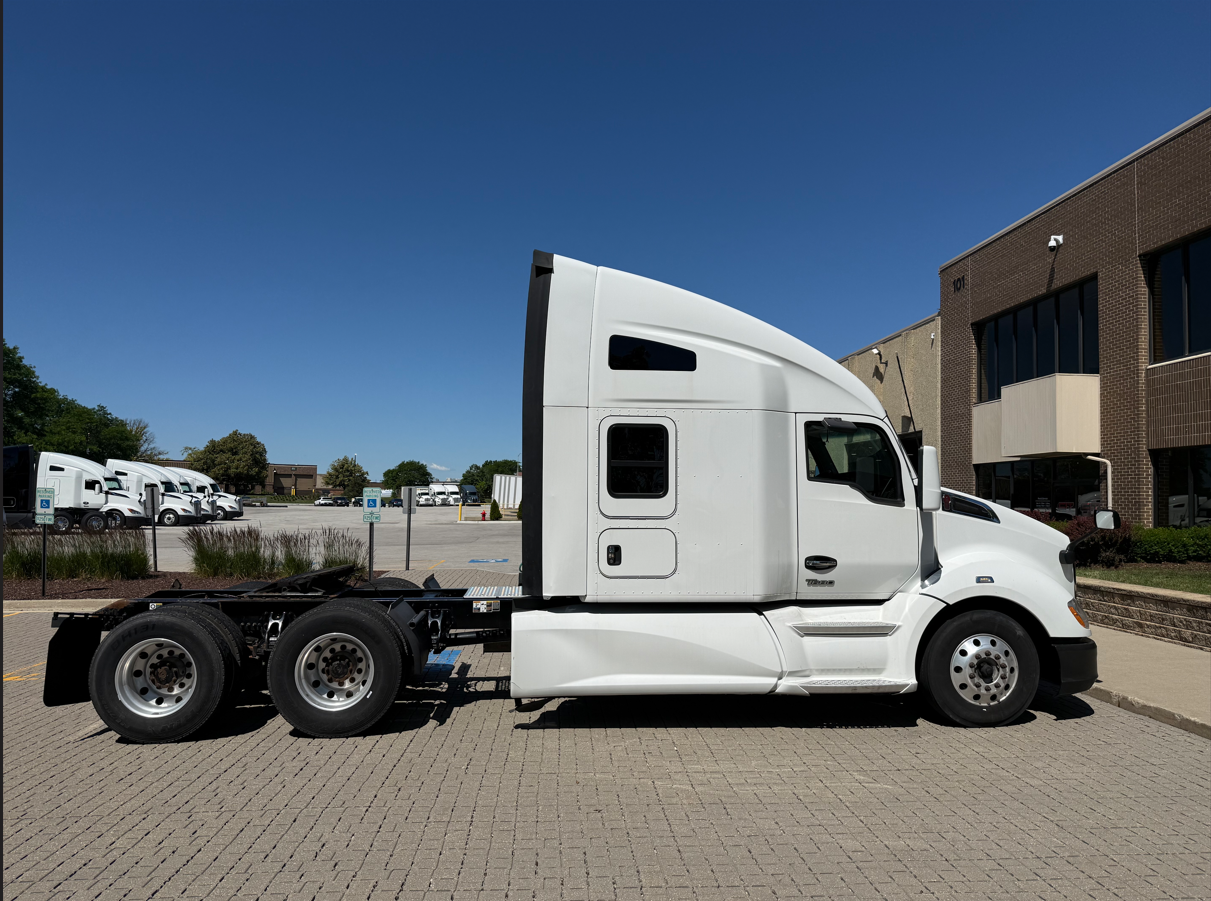 2022 Kenworth T680 in Grayslake, IL — photo 4