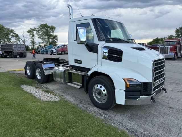 2027 Mack Anthem in Grayslake, IL — photo 3