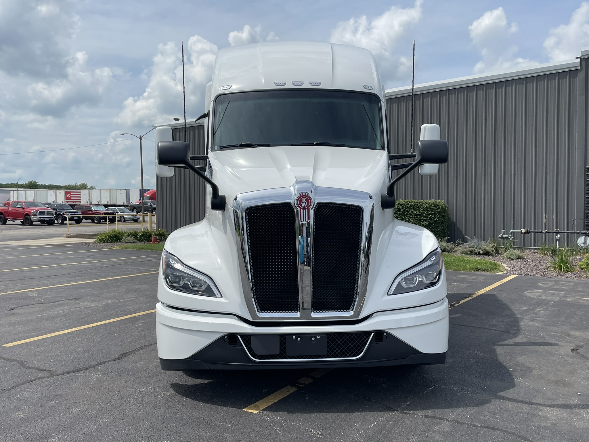 2027 Kenworth T680 — photo 2