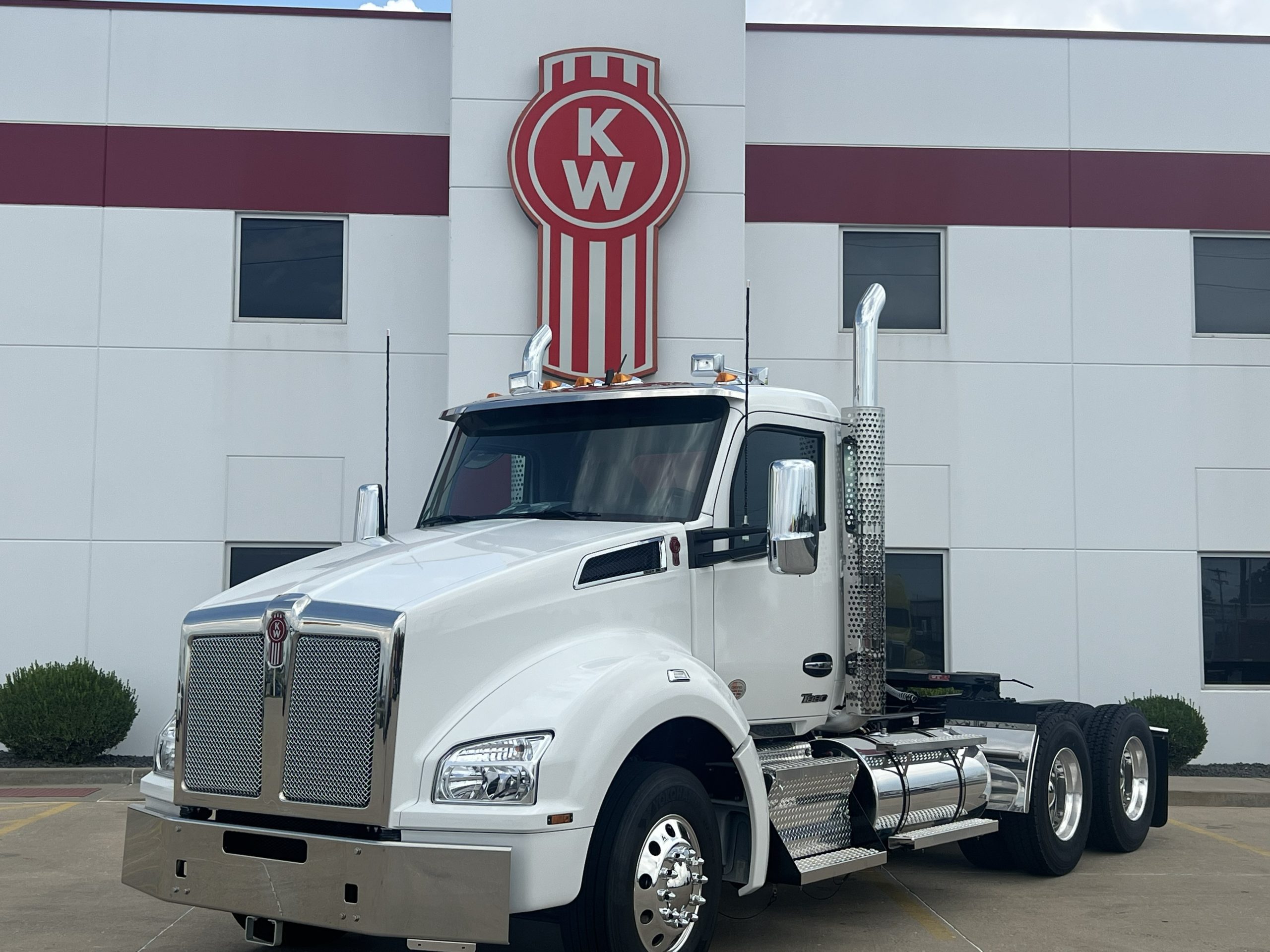 NEW 2027 KENWORTH T880 NEW 2027 KENWORTH T880 - image 1 of 6
