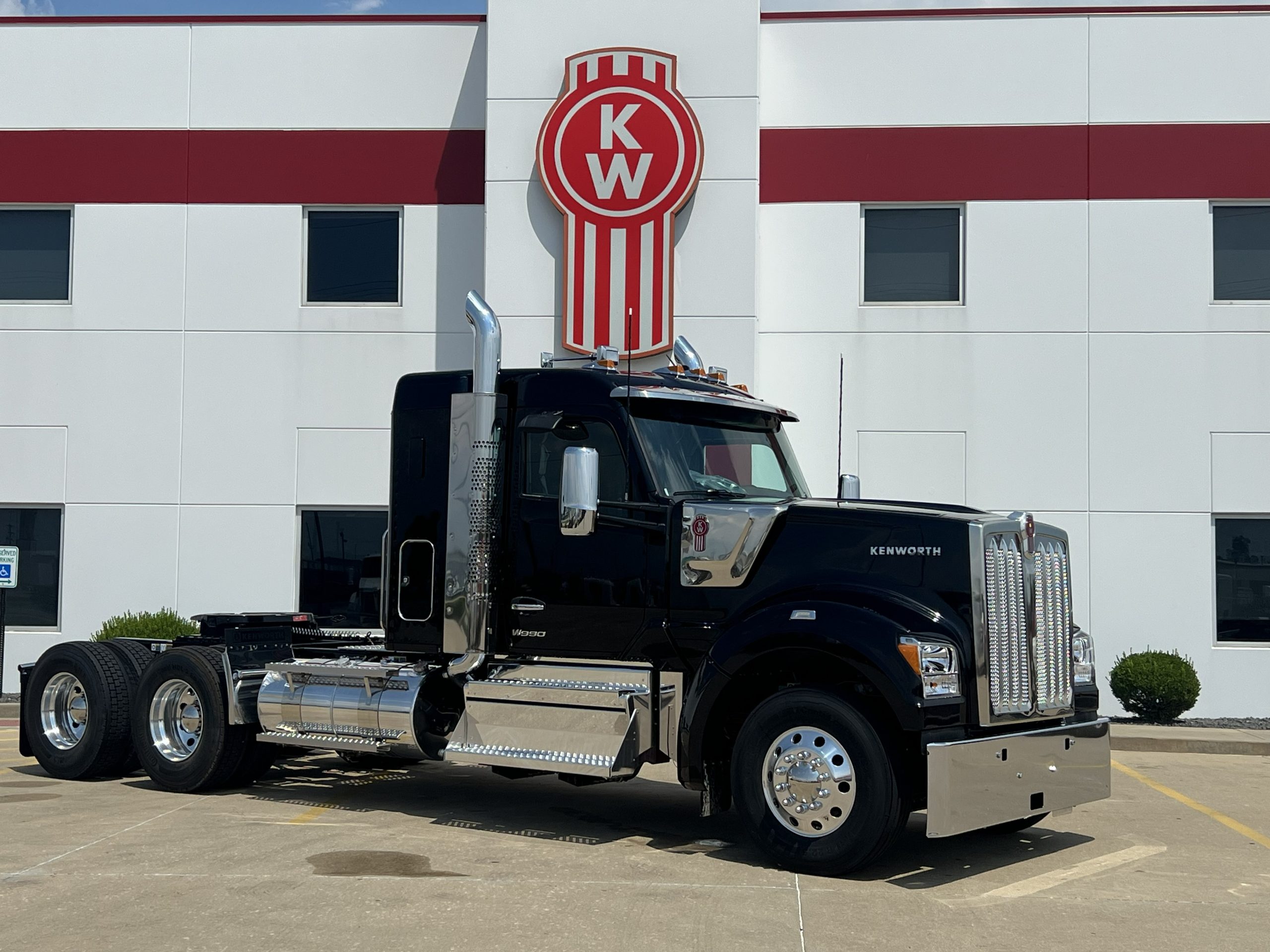 NEW 2027 KENWORTH W990 SLEEPER - image 3 of 6