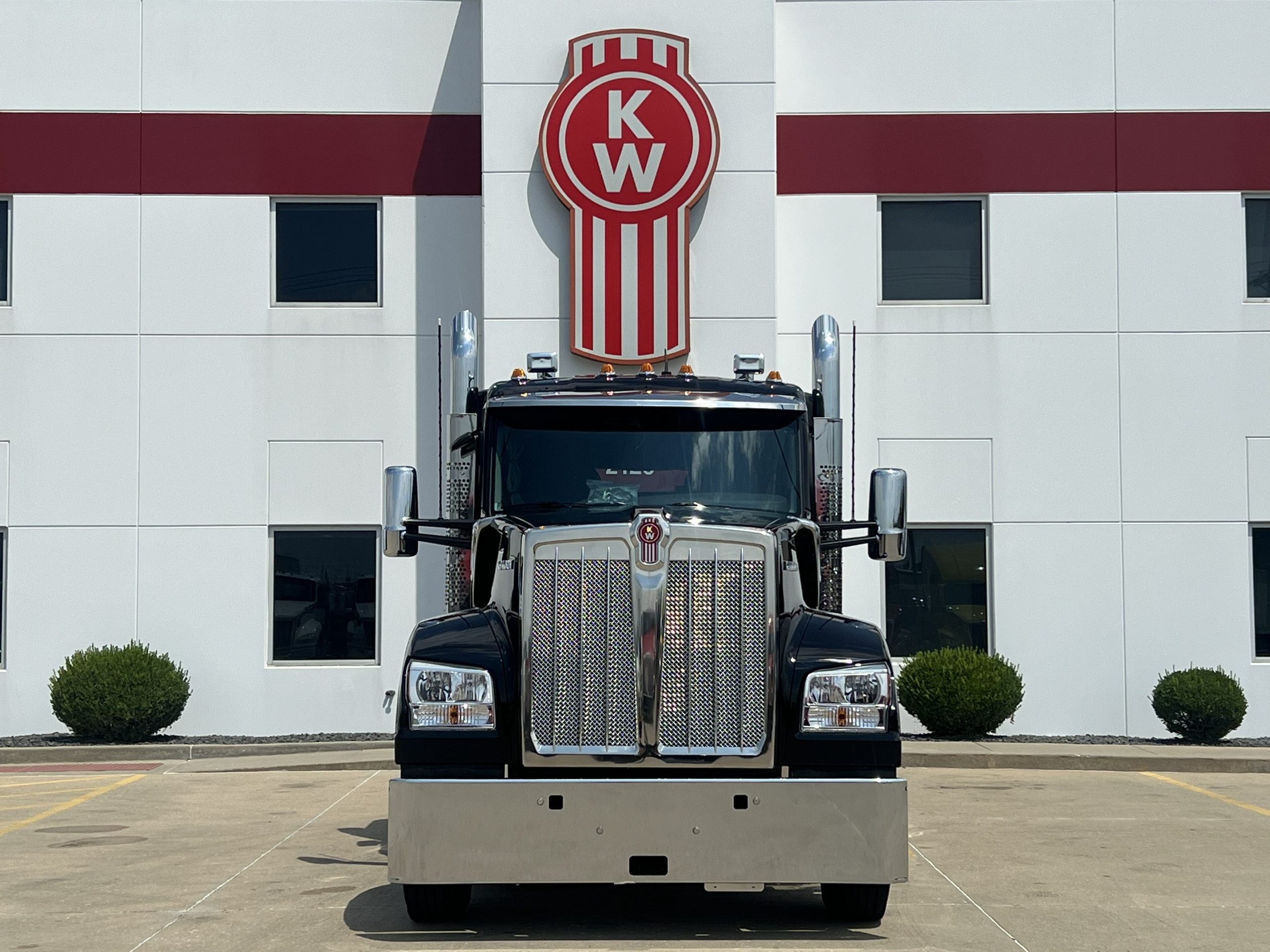 NEW 2027 KENWORTH W990 SLEEPER - image 2 of 6