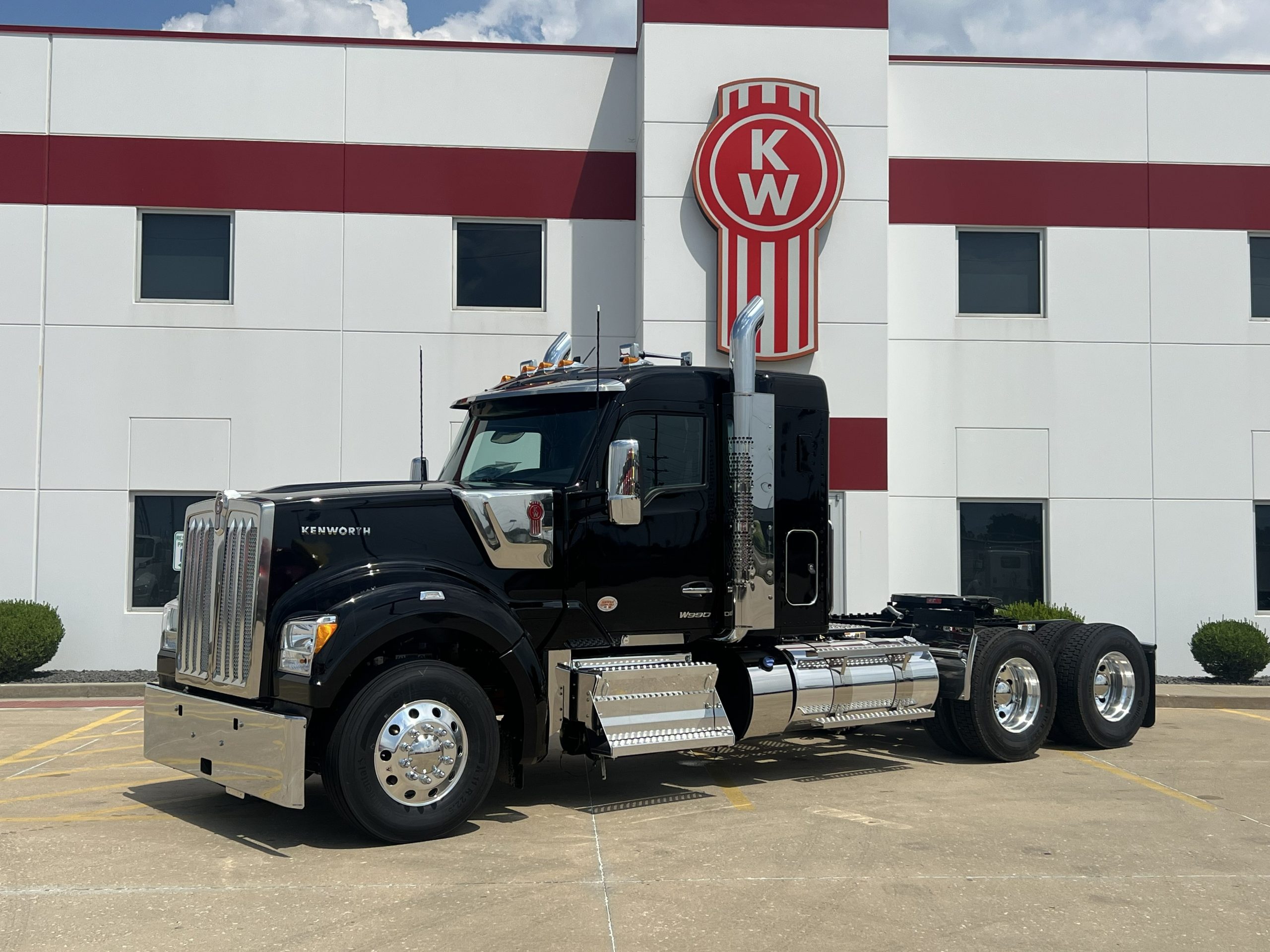 NEW 2027 KENWORTH W990 SLEEPER - image 1 of 6