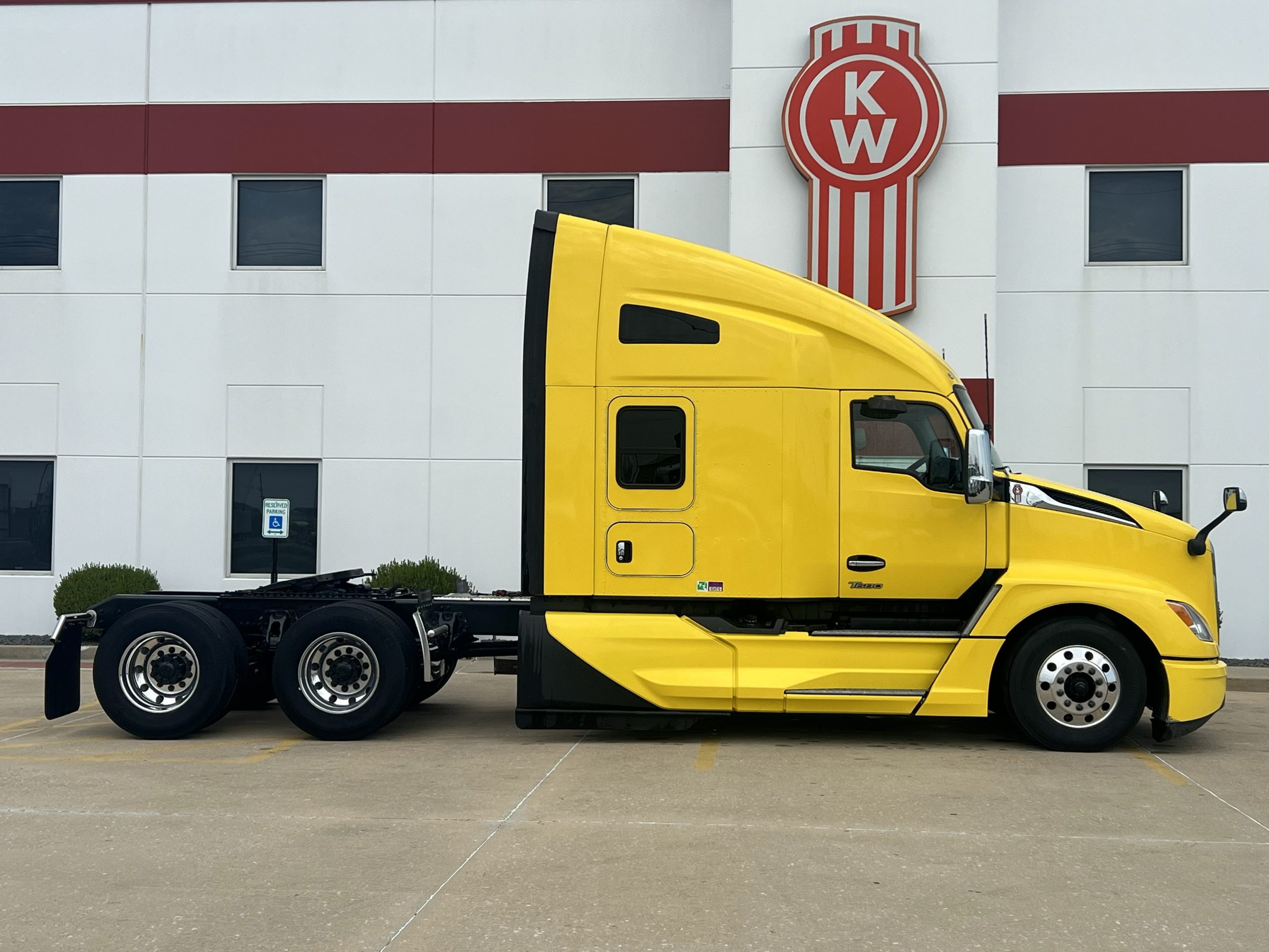2023 Kenworth T680 in Troy, IL — photo 4