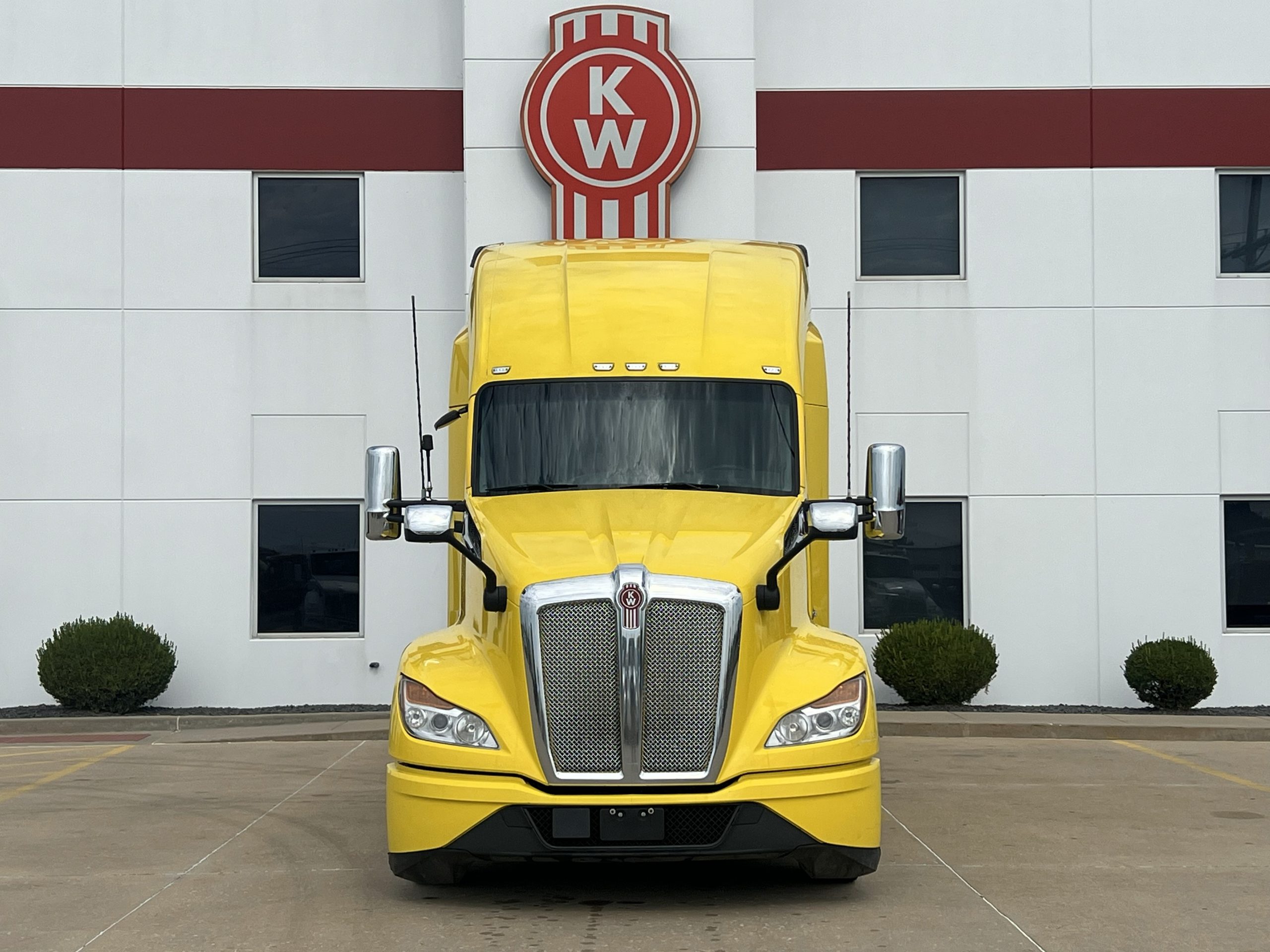 2023 Kenworth T680 in Troy, IL — photo 2