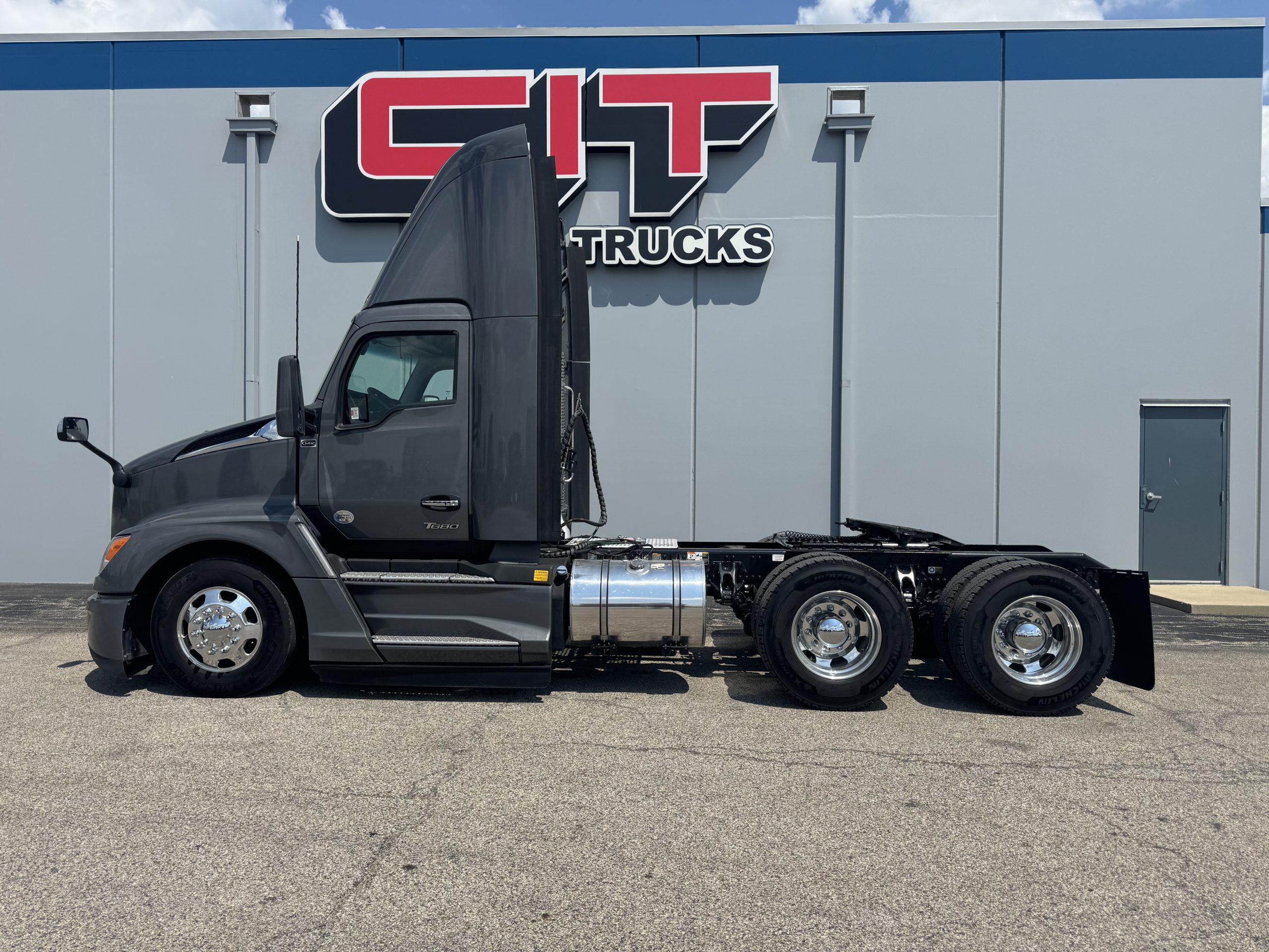 2024 Kenworth T680 in Champaign, IL — photo 4